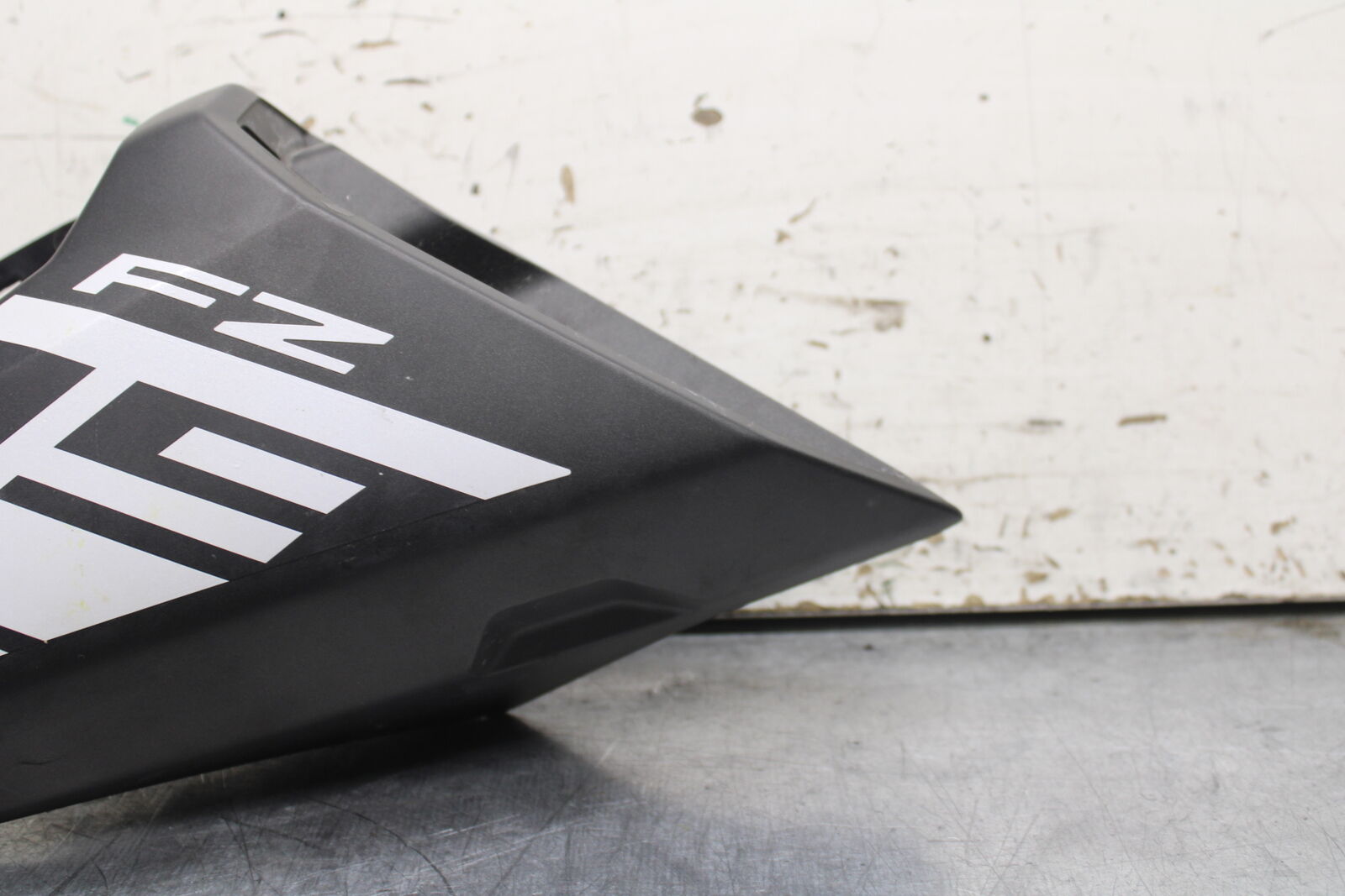14-17 YAMAHA FZ09 RIGHT FRONT UPPER MID SIDE FAIRING COWL PLASTIC BB111
