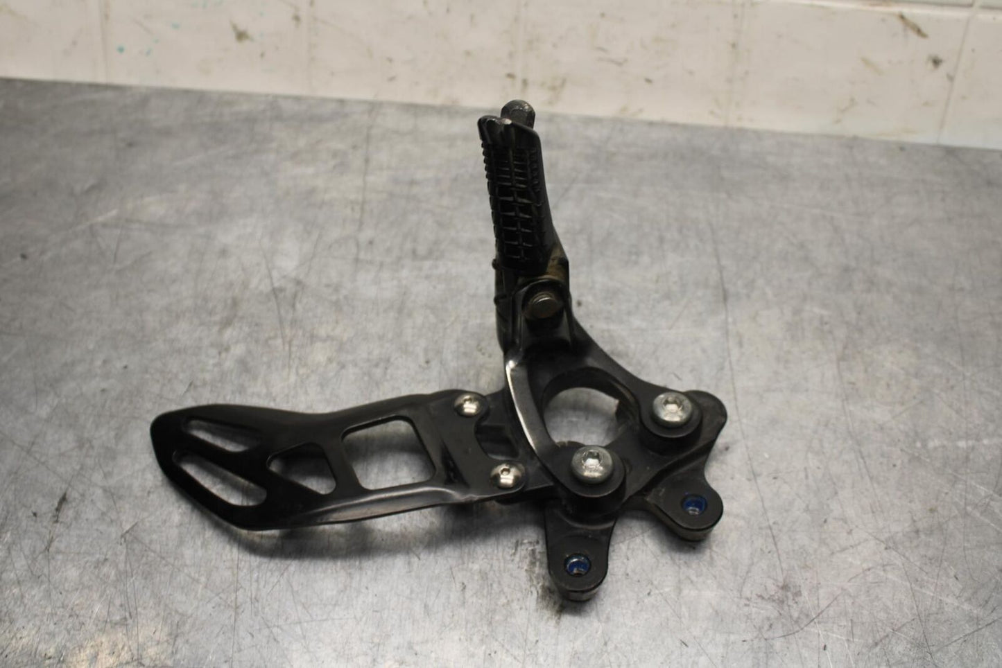 2017 Suzuki GSXR600 LEFT REARSET REAR SET DRIVER FOOT PEG 43700-14J30 BB598