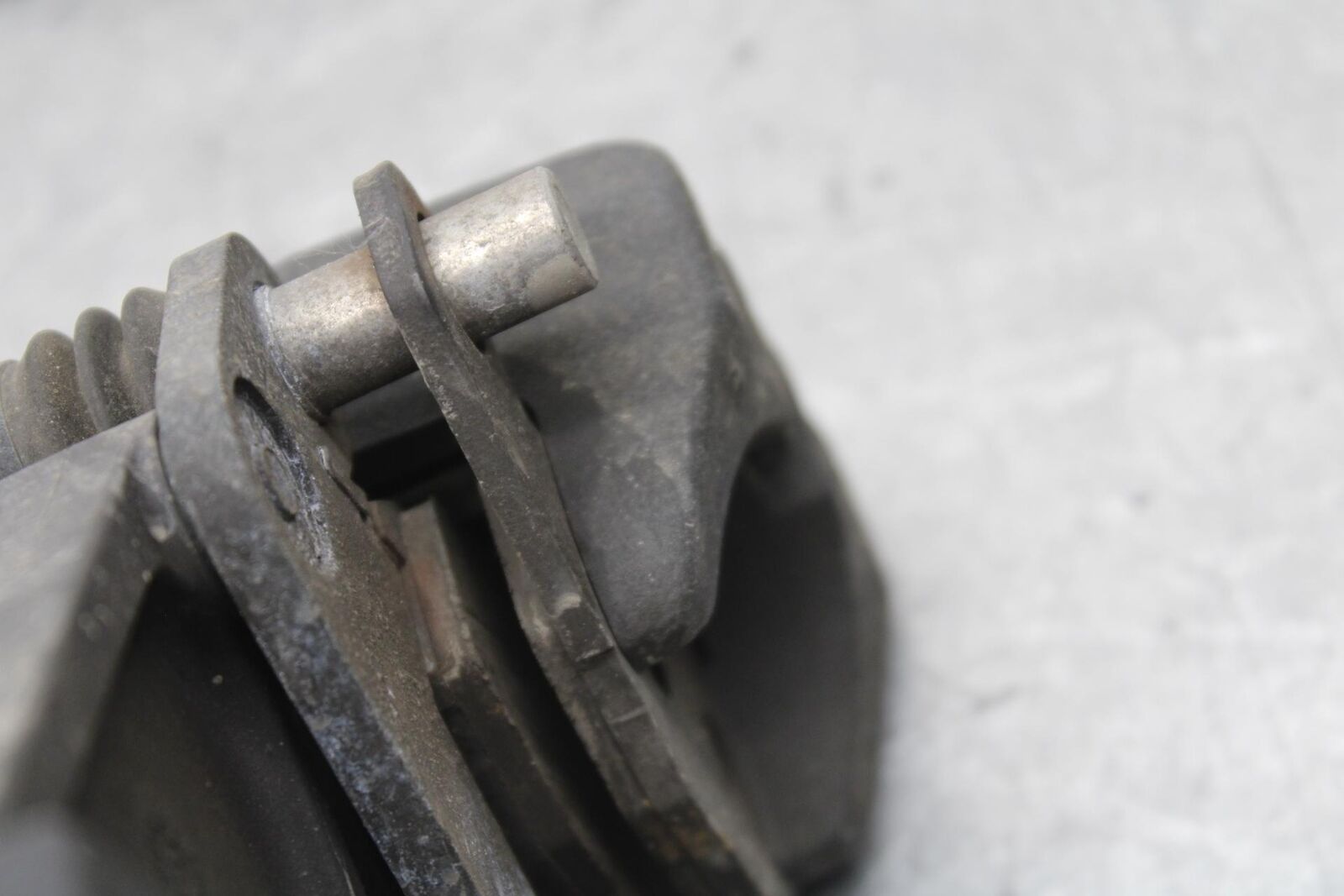 09-12 KAWASAKI NINJA ZX6R REAR BACK BRAKE CALIPER W MOUNT BRACKET  BB640