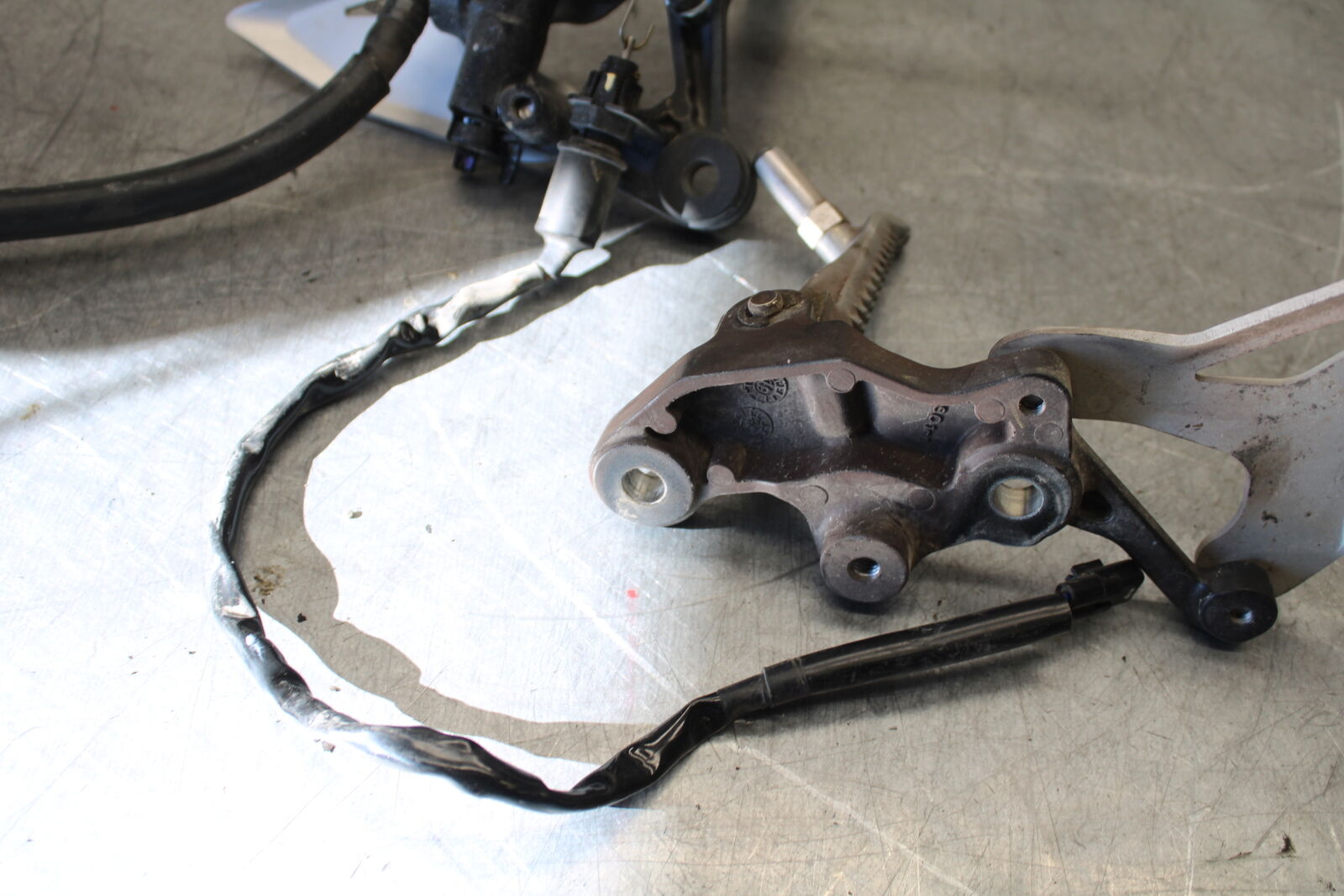19-22 KAWASAKI Z400 RIGHT LEFT REARSETS REAR SET DRIVER FOOT PEGS  BB708