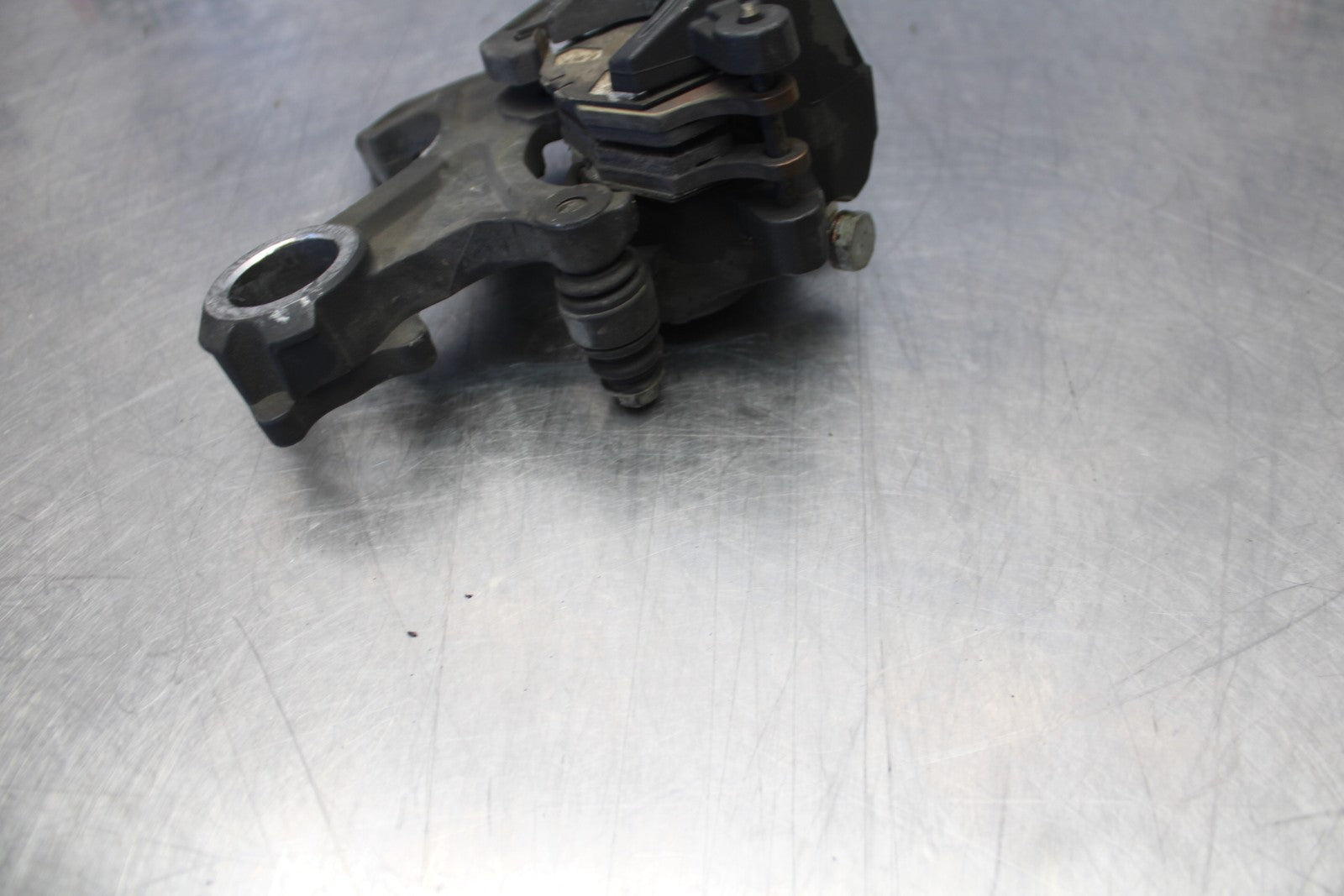 07 SUZUKI GSXR1000 REAR BACK BRAKE CALIPER W MOUNT BRACKET BB770