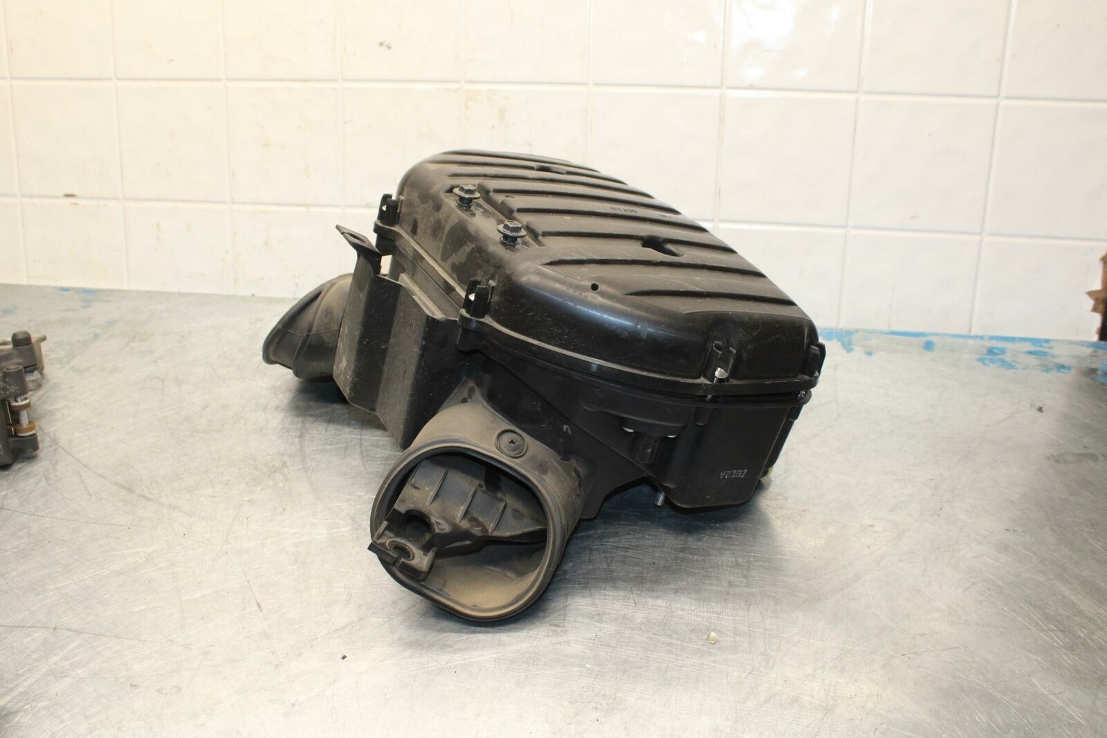 11-17 SUZUKI GSXR600 AIRBOX AIR INTAKE FILTER BOX BB417 #B