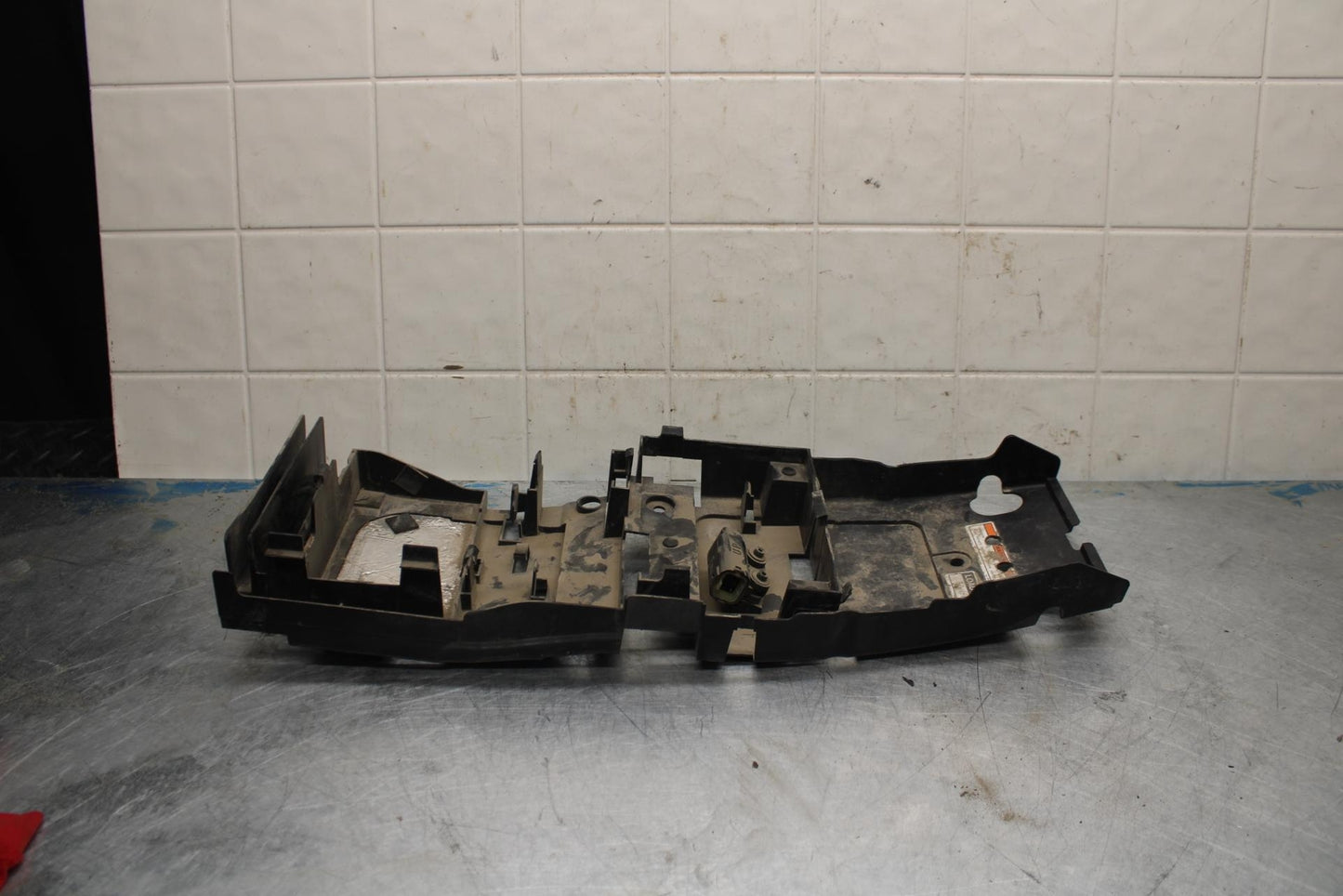 07 YAMAHA YZF R6 2c0 REAR BACK TAIL UNDERTAIL BATTERY TRAY PLASTIC BB423