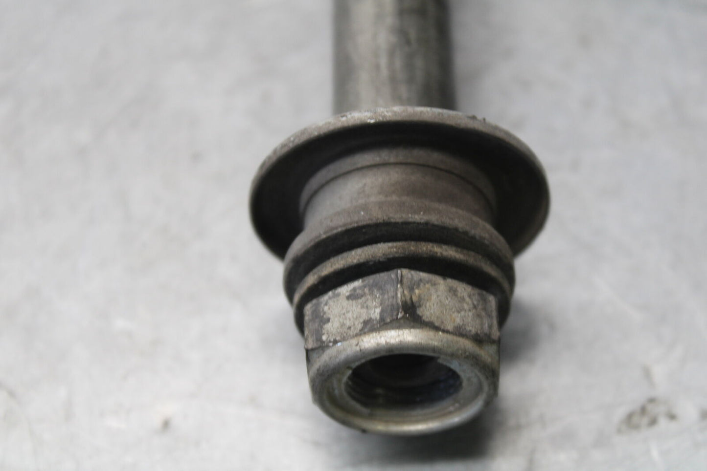 05-09 SUZUKI BOULEVARD C90 REAR AXLE BACK WHEEL RIM PIVOT BOLT AXEL BB692