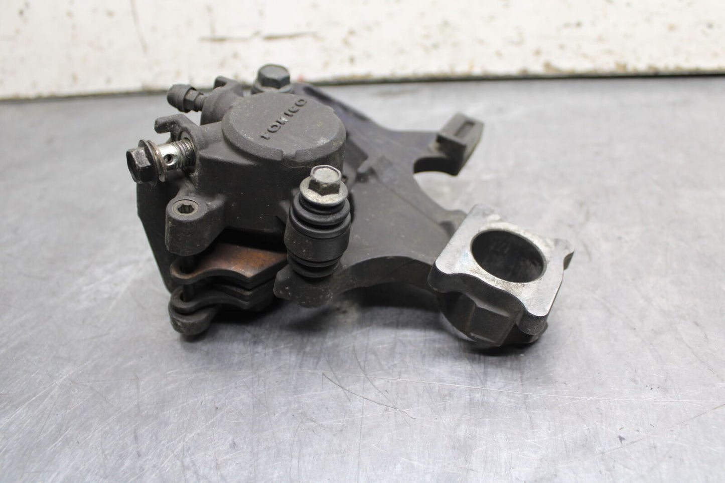 08-10 SUZUKI GSXR 600 REAR BACK BRAKE CALIPER W MOUNT BRACKET BB116