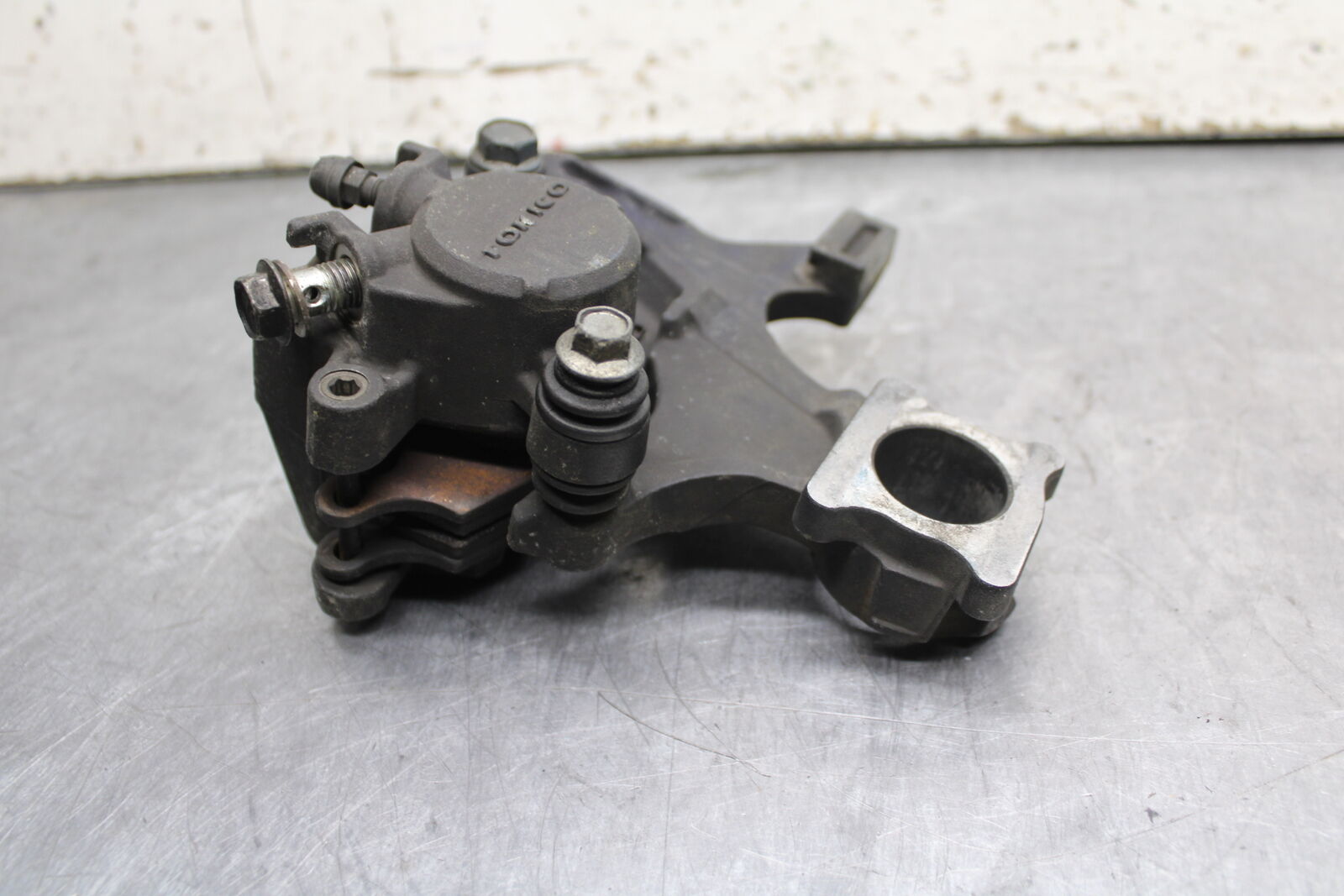 08-10 SUZUKI GSXR 600 REAR BACK BRAKE CALIPER W MOUNT BRACKET BB116
