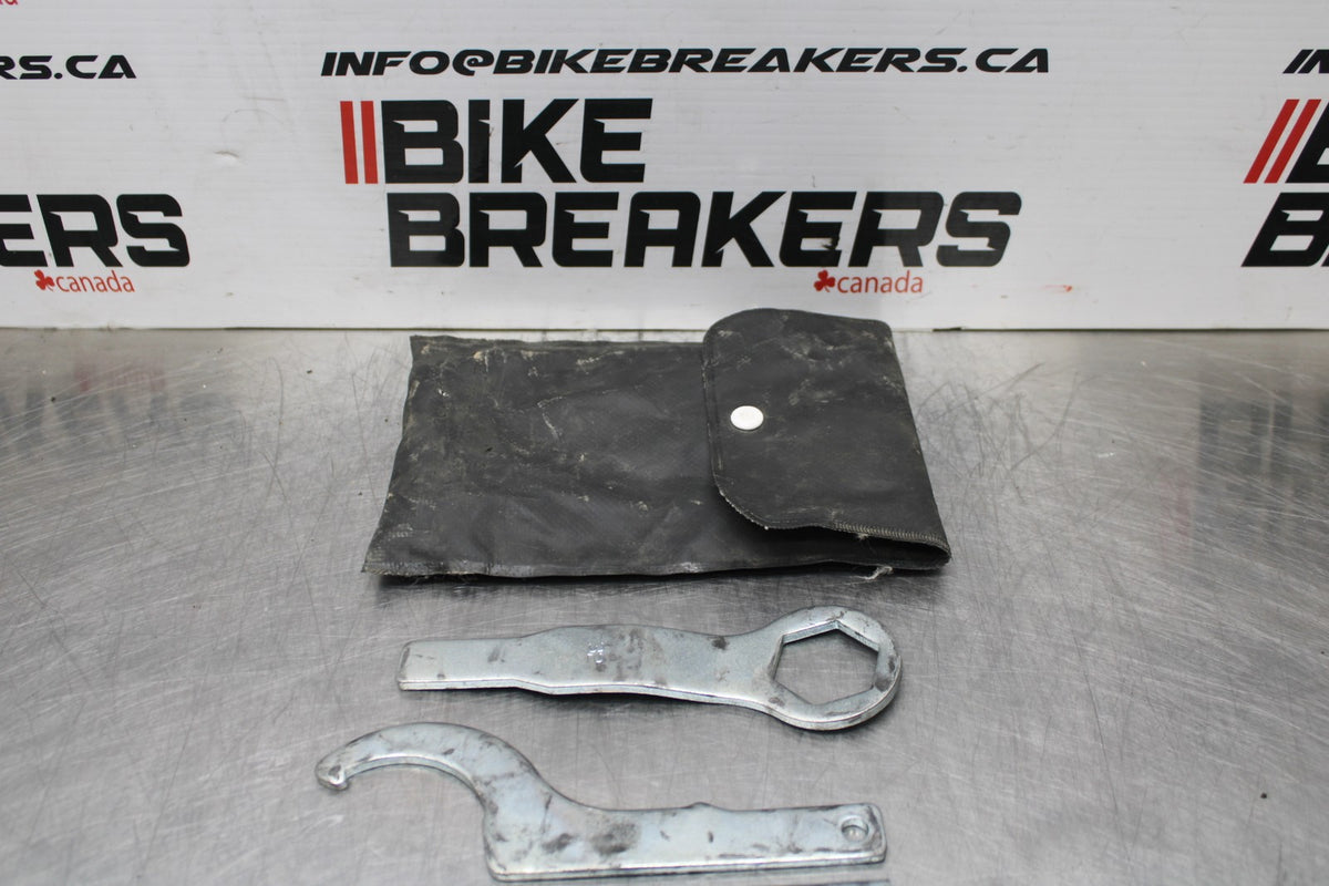 05-06 SUZUKI GSXR1000 STOCK TOOLS OEM TOOL BAG KIT SET BB773