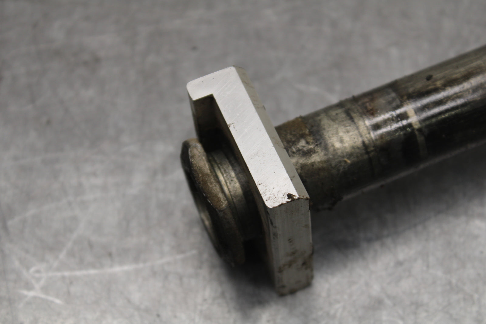 07-08 YAMAHA YZF R1 REAR AXLE BACK WHEEL RIM PIVOT BOLT AXEL BB724