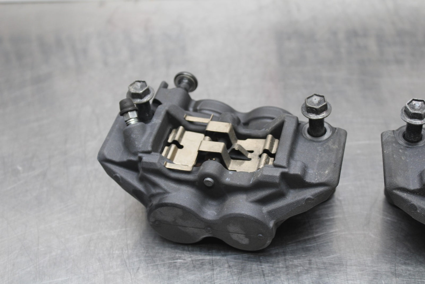 22-25 YAMAHA YZF R7 RIGHT LEFT FRONT BRAKE CALIPER SET PAIR CALIPERS BB769