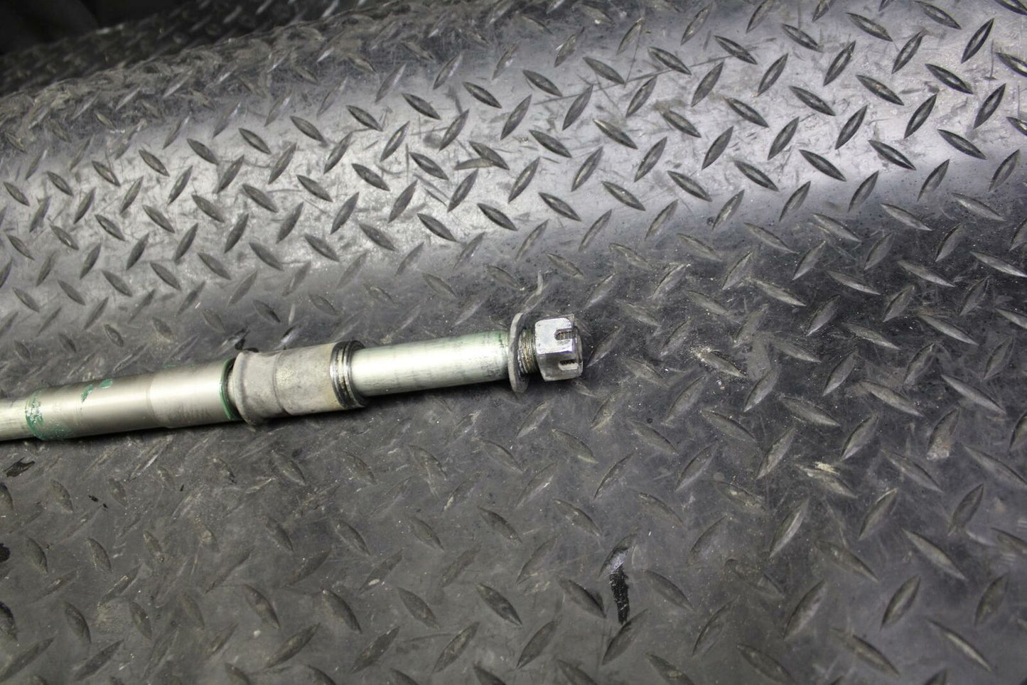 07 SUZUKI BURGMAN 650 REAR AXLE BACK WHEEL RIM PIVOT BOLT AXEL  BB183