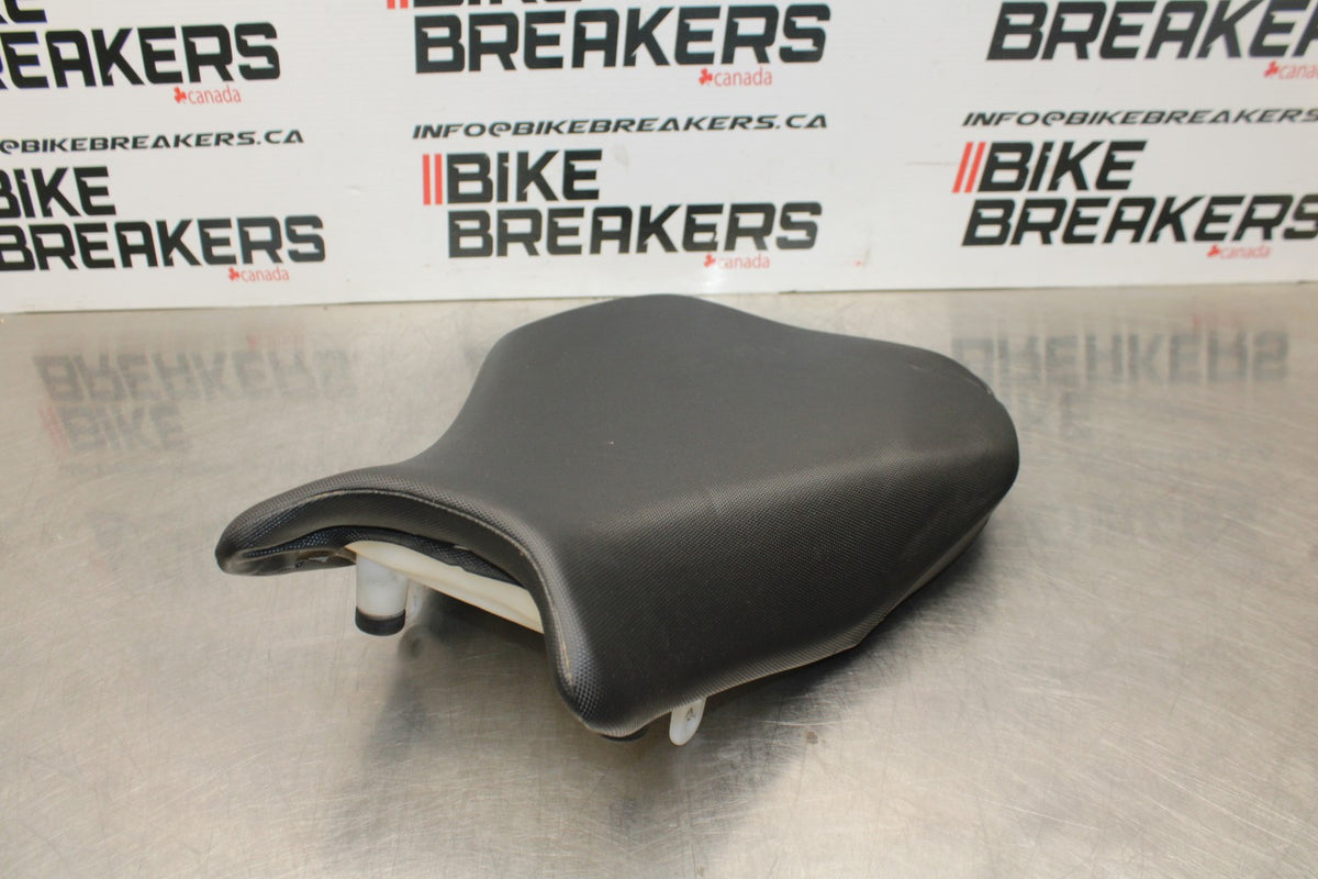 24-25 SUZUKI GSXR1000 FRONT DRIVERS SEAT PAD SADDLE PILLION BB767