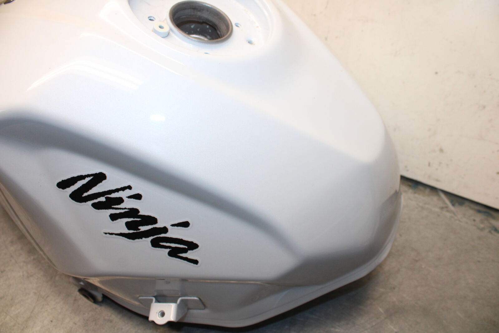 18-23 KAWASAKI NINJA 400 GAS TANK FUEL CELL PETROL RESERVOIR BB660