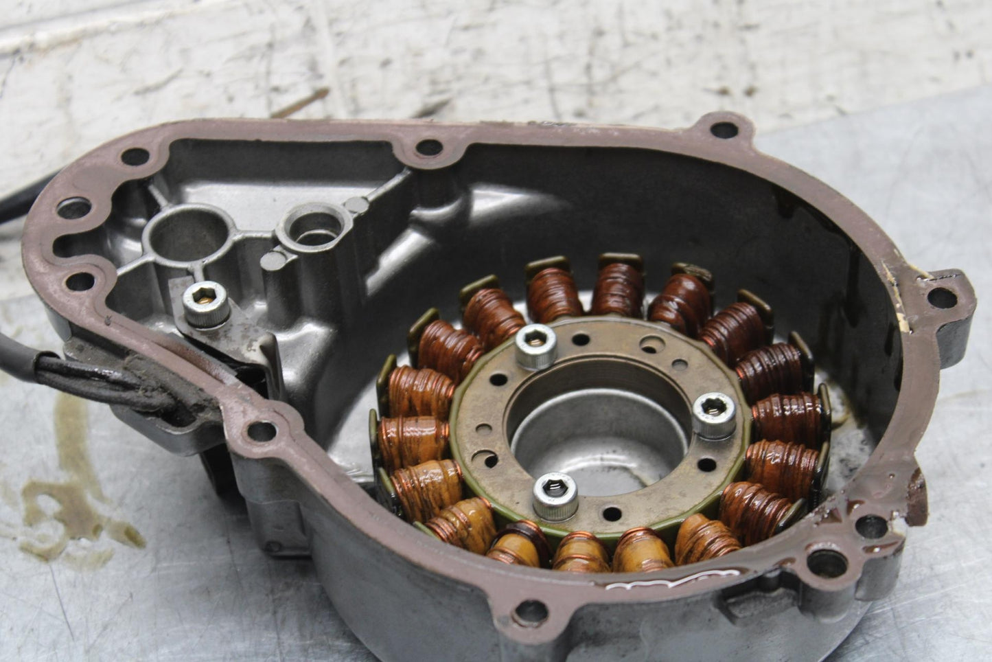 00-01 KAWASAKI ZZR600 STATOR MAGNETO ALTERNATOR GENERATOR COVER BB568