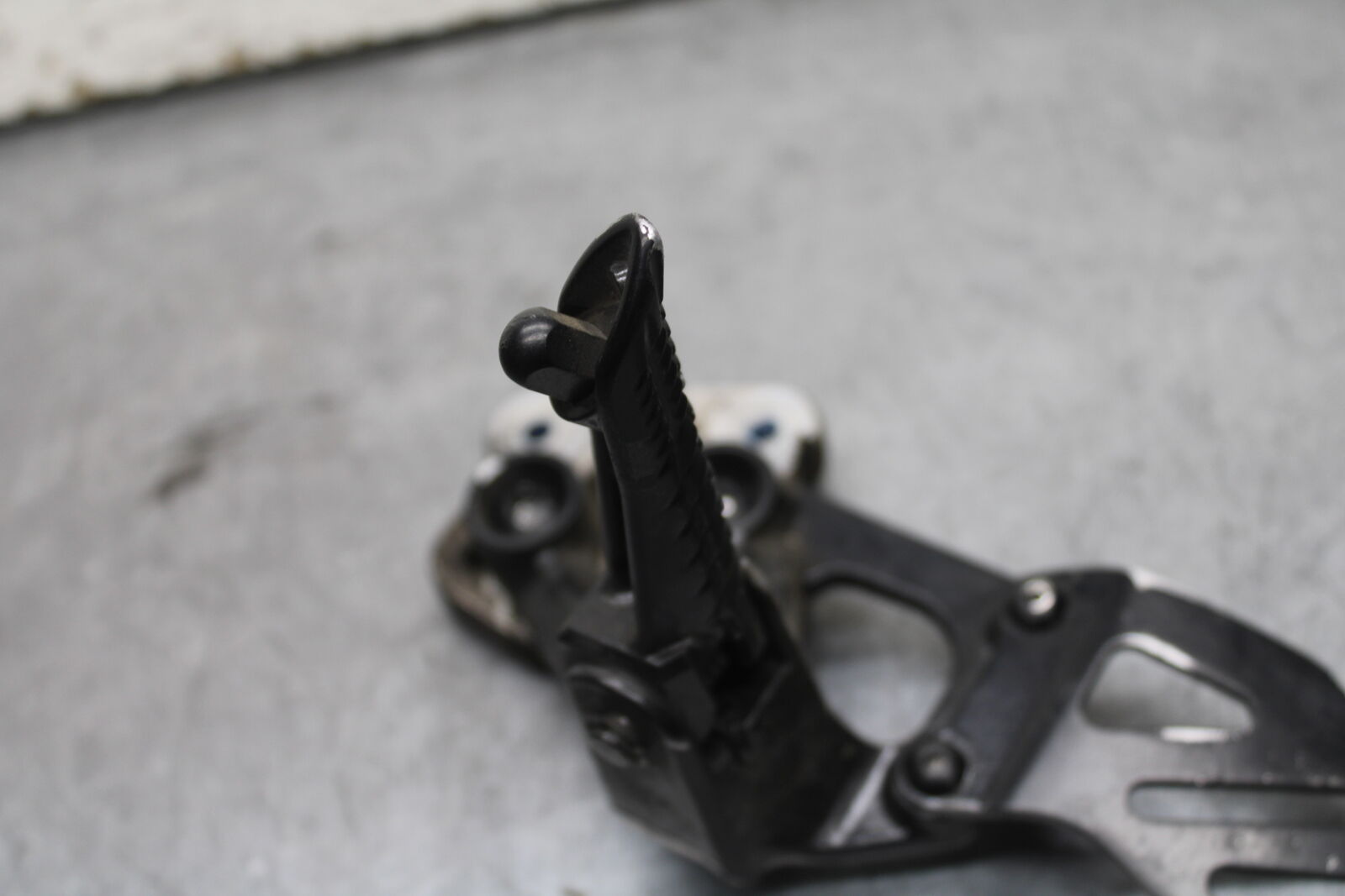 08-09 SUZUKI GSXR600 LEFT REARSET REAR SET DRIVER FOOT PEG REST STOP BB728