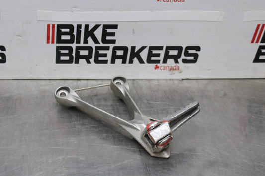 05-06 KAWASAKI NINJA ZX6R LEFT REAR BACK PASSENGER PEG BB877