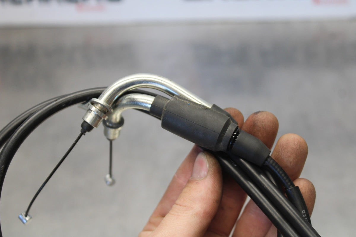 18 SUZUKI GSXR750 THROTTLE CABLES LINES BB891