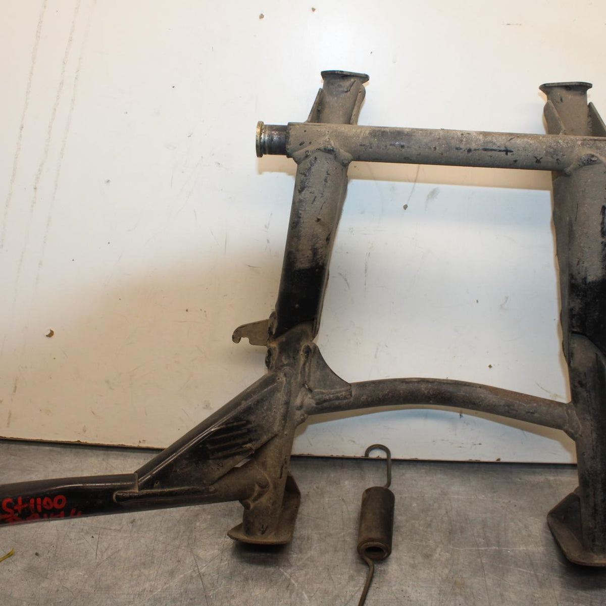 2001 Honda ST1100 CENTER MAIN STAND BB89