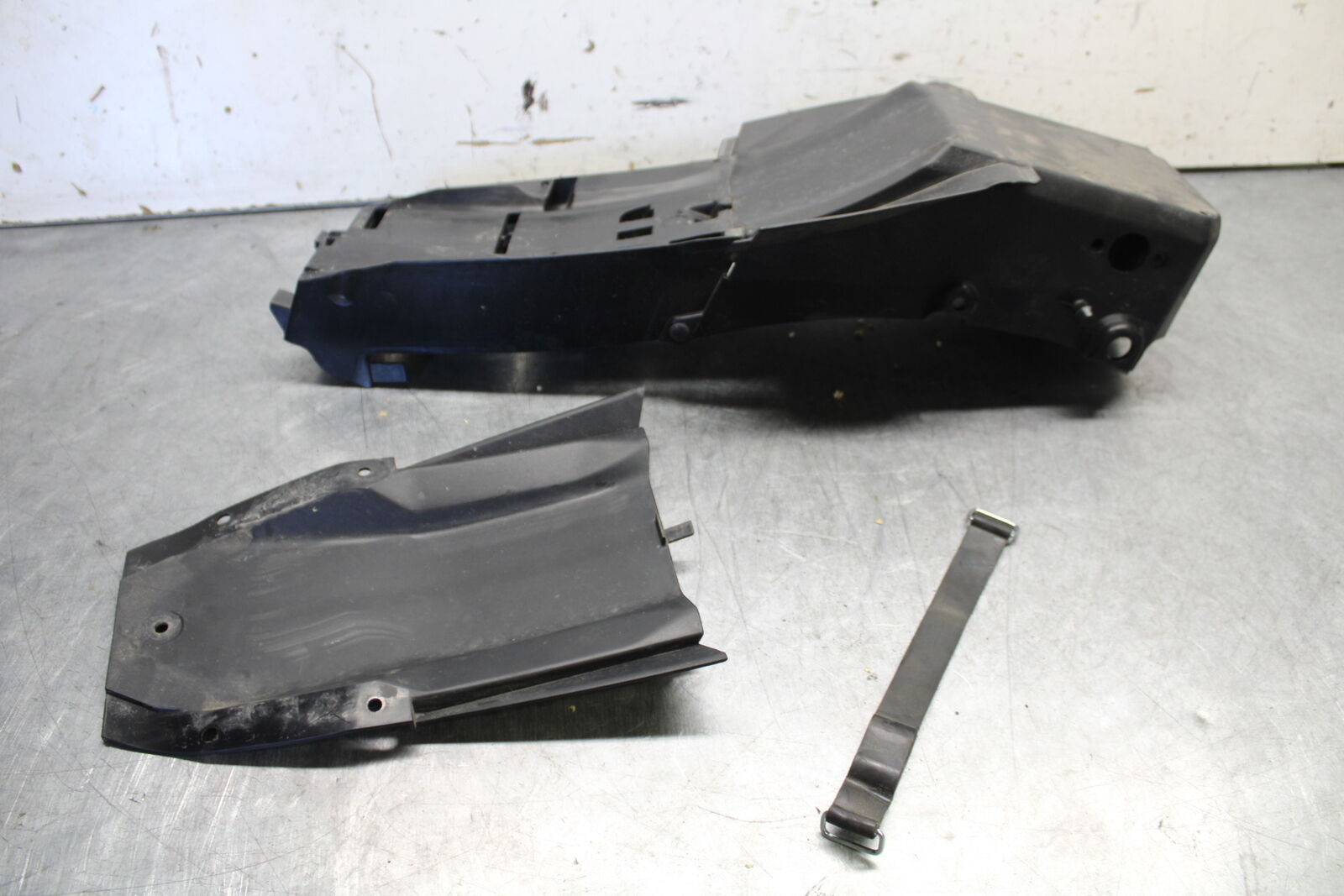 21-24 YAMAHA MT-07 REAR BACK TAIL UNDERTAIL BATTERY TRAY PLASTIC BB662