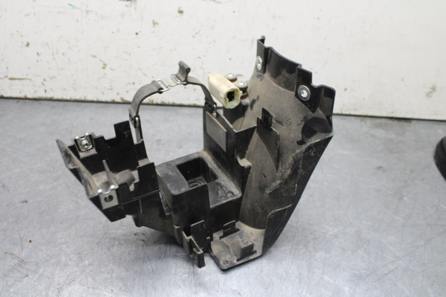 17-24 YAMAHA BOLT XVS950 BATTERY TRAY BOX HOLDER BB729