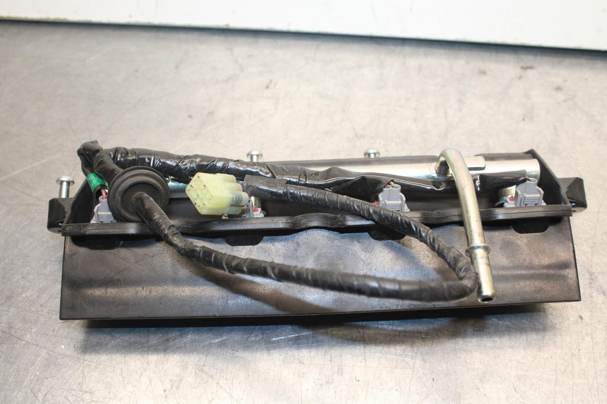 2007 Yamaha YZF R6 SECONDARY FUEL INJECTORS TOP AIRBOX GAS RAIL BB80