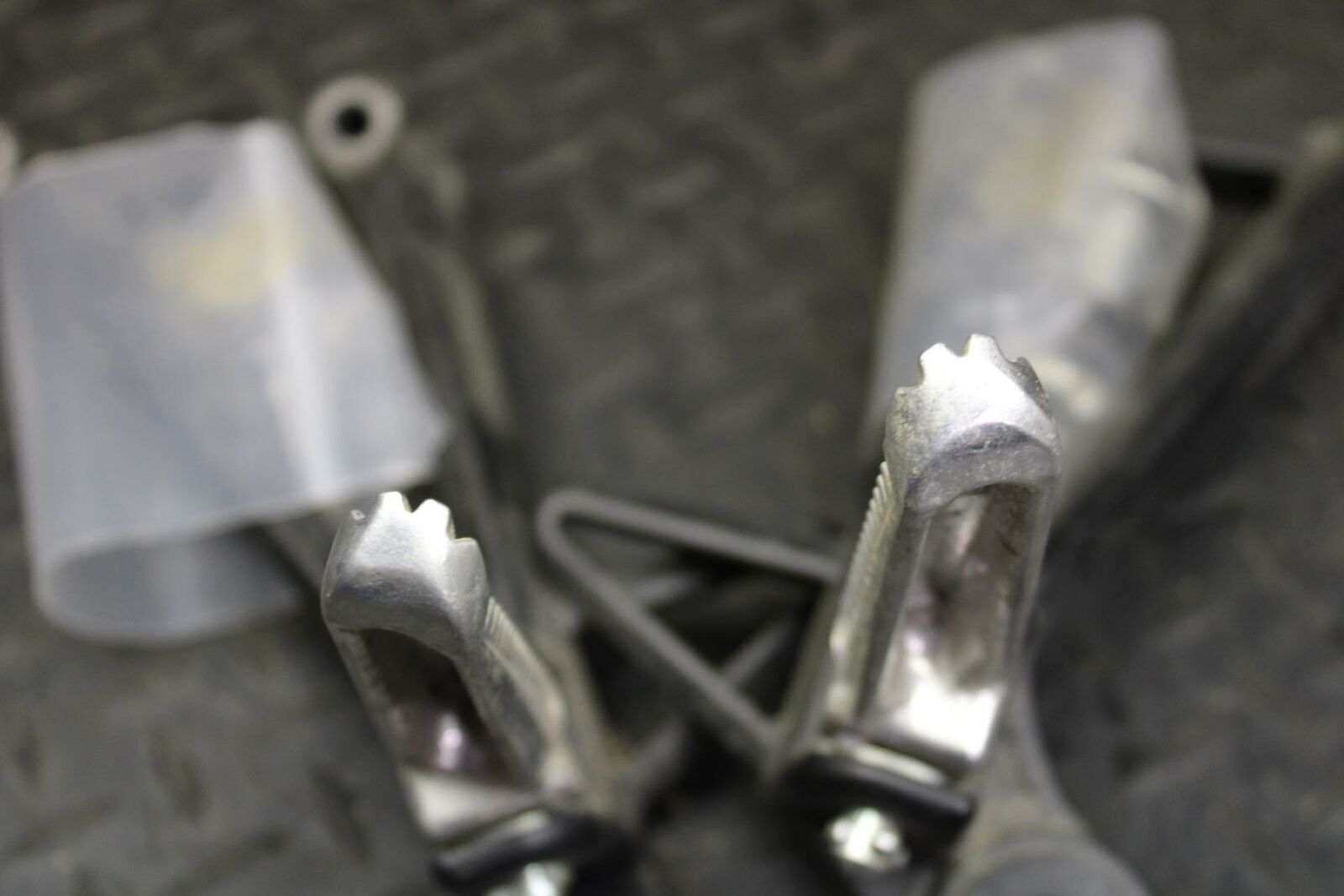 19 YAMAHA YZF R3 REAR BACK PASSENGER PEG SET PAIR BB177