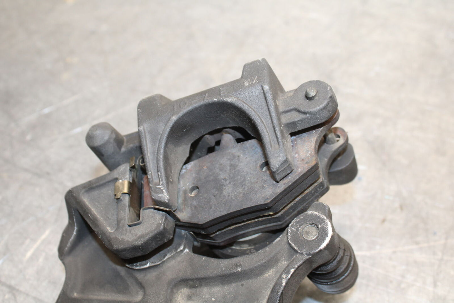 08-10 SUZUKI GSXR 600 REAR BACK BRAKE CALIPER W MOUNT BRACKET  BB721