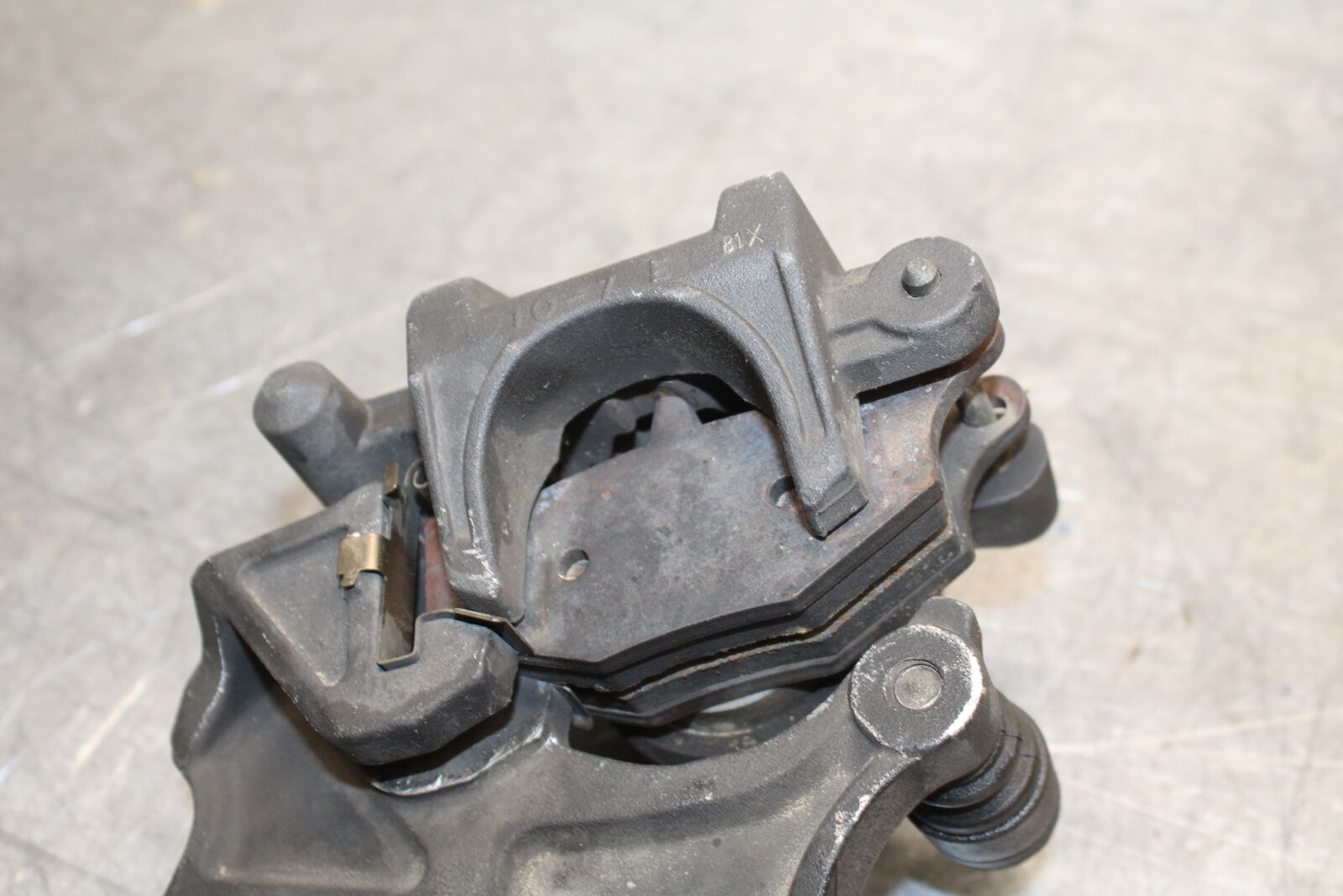 08-10 SUZUKI GSXR 600 REAR BACK BRAKE CALIPER W MOUNT BRACKET  BB721