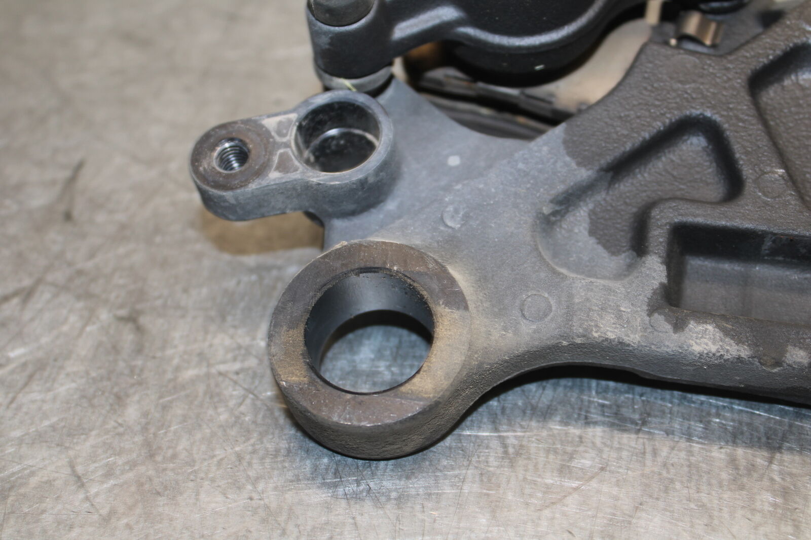 19-23 KAWASAKI NINJA ZX6R REAR BACK BRAKE CALIPER W MOUNT BRACKET BB701