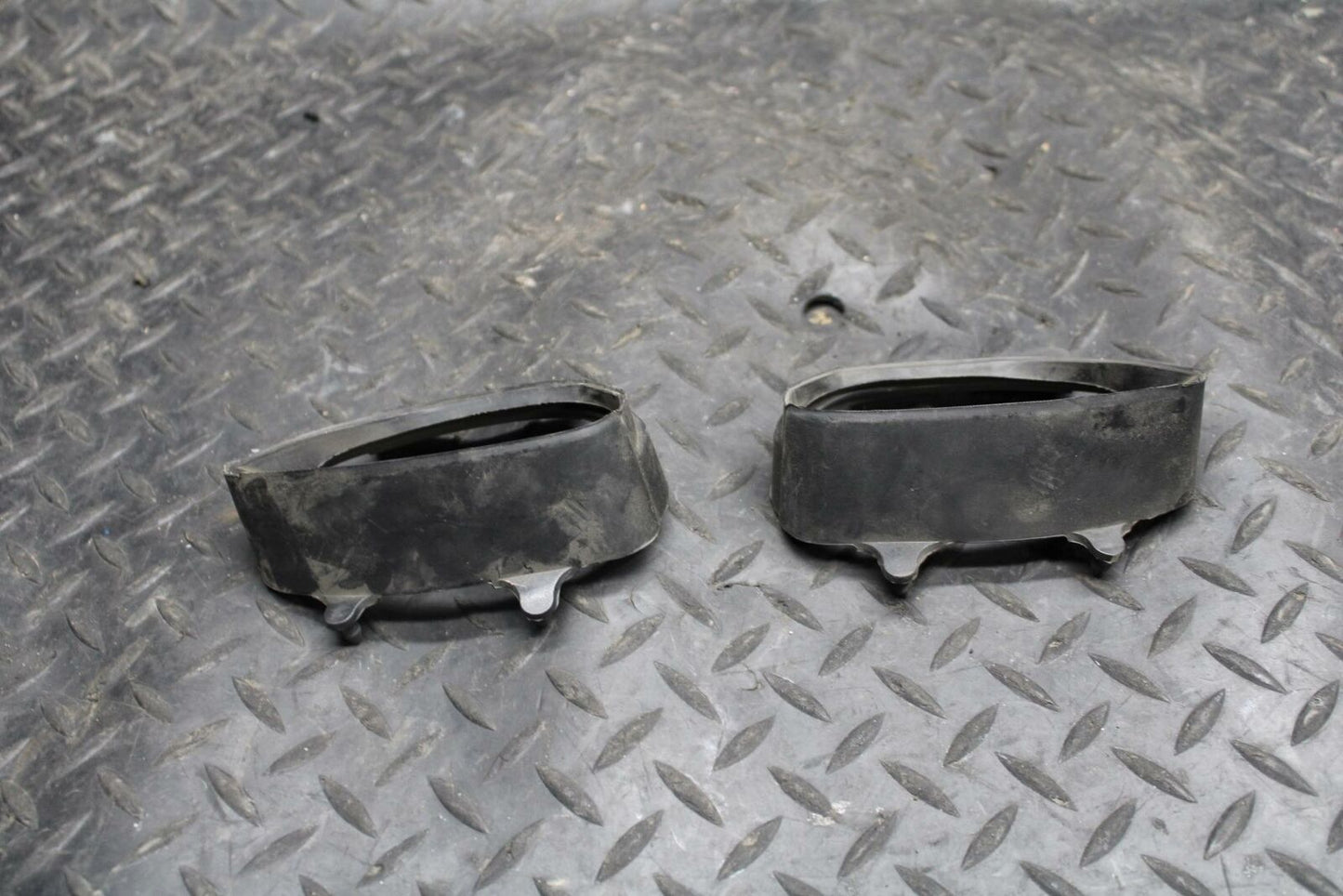 04-05 YAMAHA YZF R1 AIR INTAKE RUBBER GROMMET SCOOPS BB225
