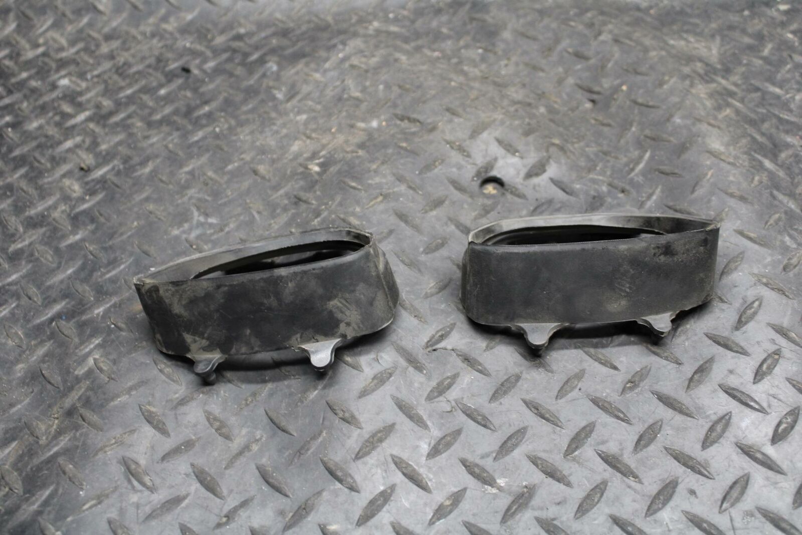 04-05 YAMAHA YZF R1 AIR INTAKE RUBBER GROMMET SCOOPS BB225