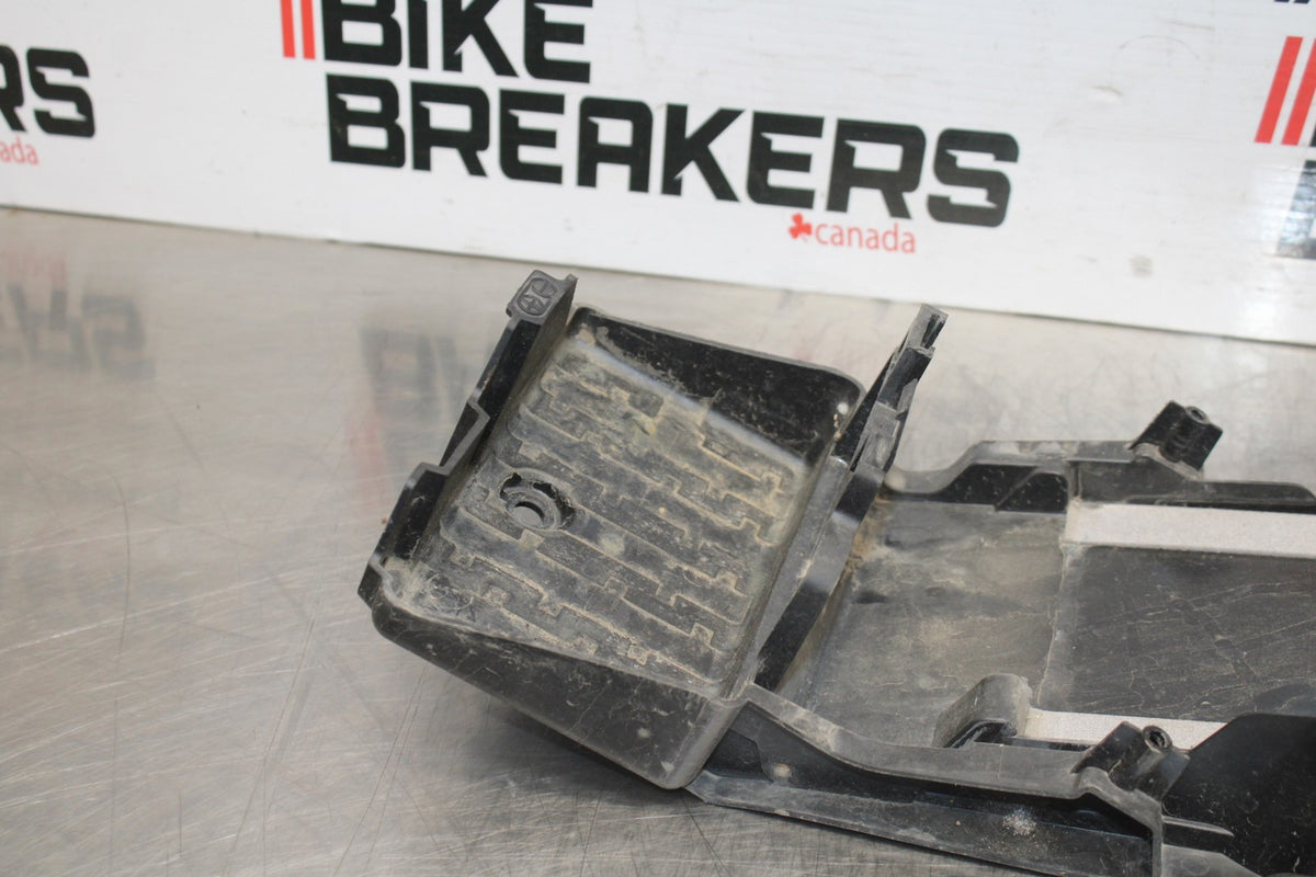 08-10 SUZUKI GSXR 600 REAR BACK TAIL UNDERTAIL BATTERY TRAY PLASTIC BB803