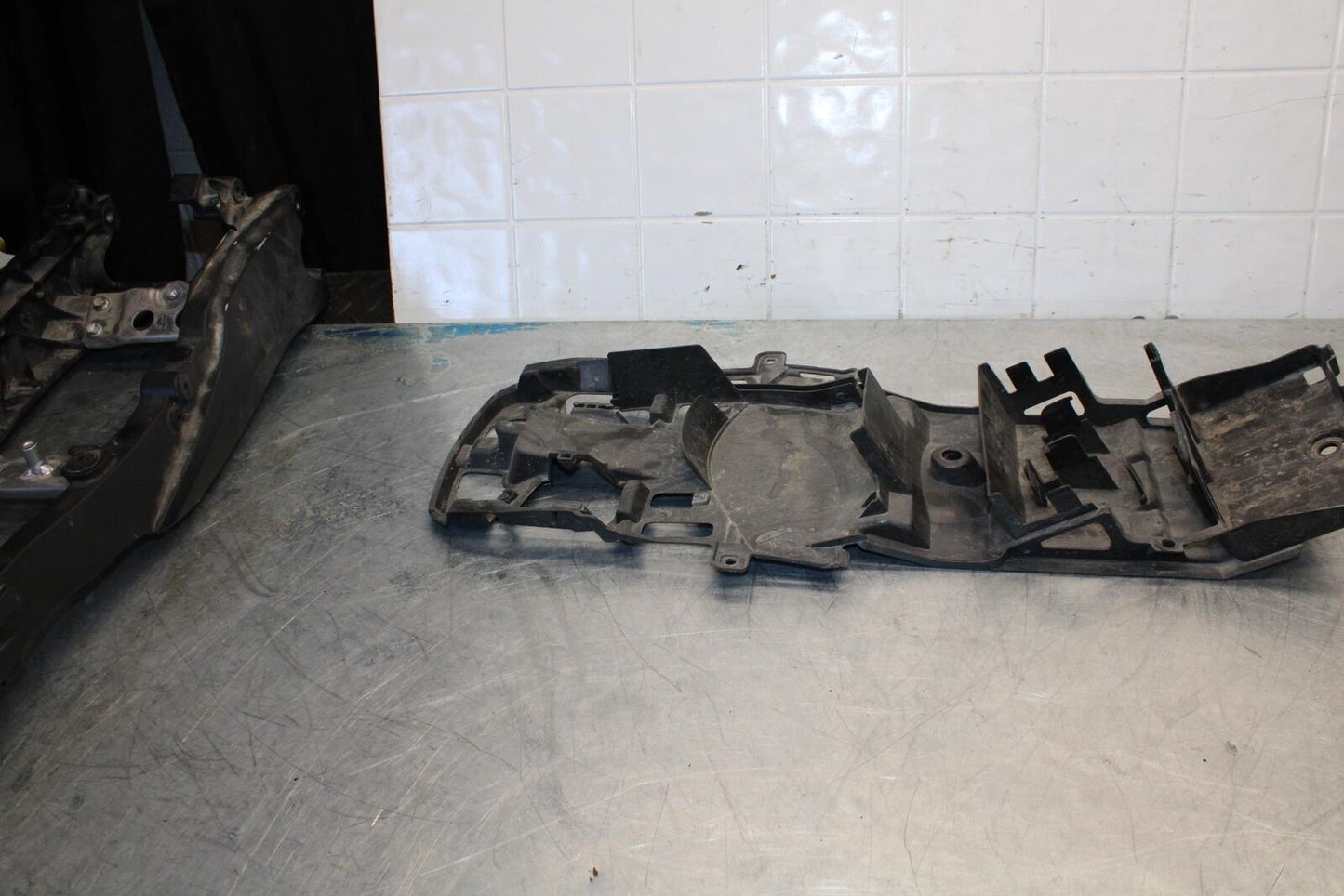 15-21 SUZUKI GSXR600 REAR BACK TAIL UNDERTAIL BATTERY TRAY PLASTIC BB437