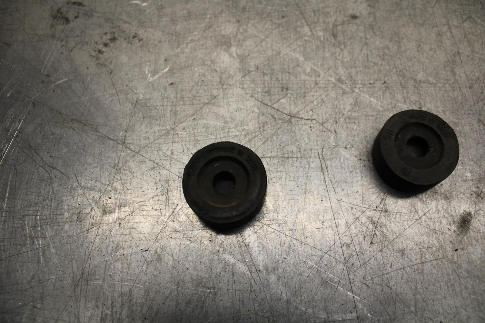 75 SUZUKI GT 550 GAS TANK FUEL MOUNTING RUBBER  BB72