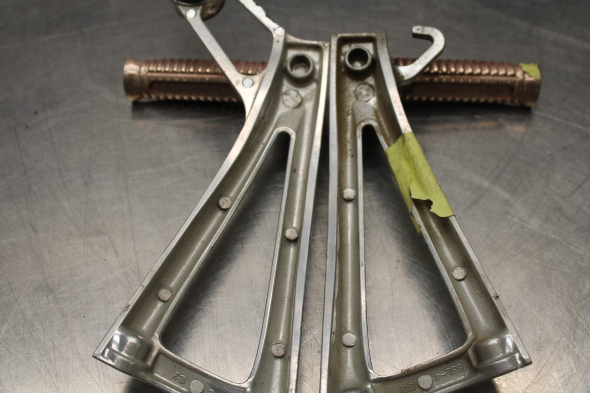 08-09 YAMAHA YZF R6S REAR BACK PASSENGER PEG SET PAIR BB796