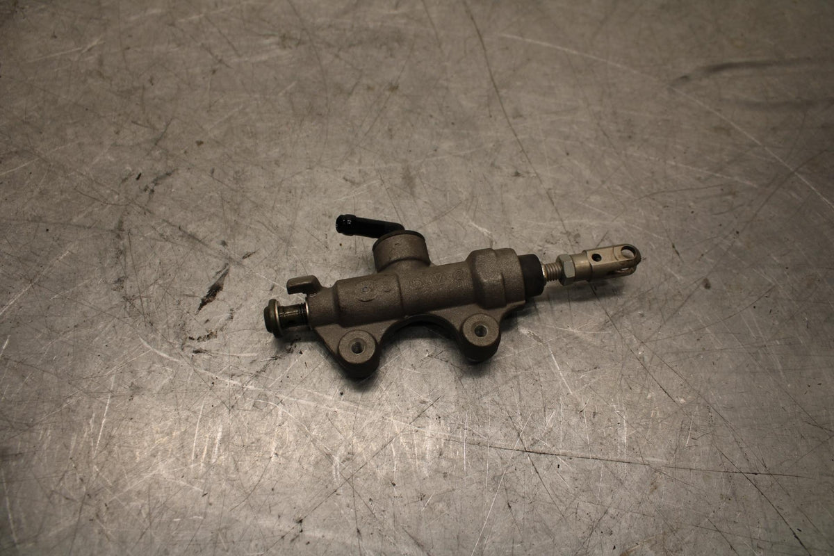 2007 Yamaha YZF R6 REAR BACK BRAKE MASTER CYLINDER 2C0-2583V-01-00 BB525