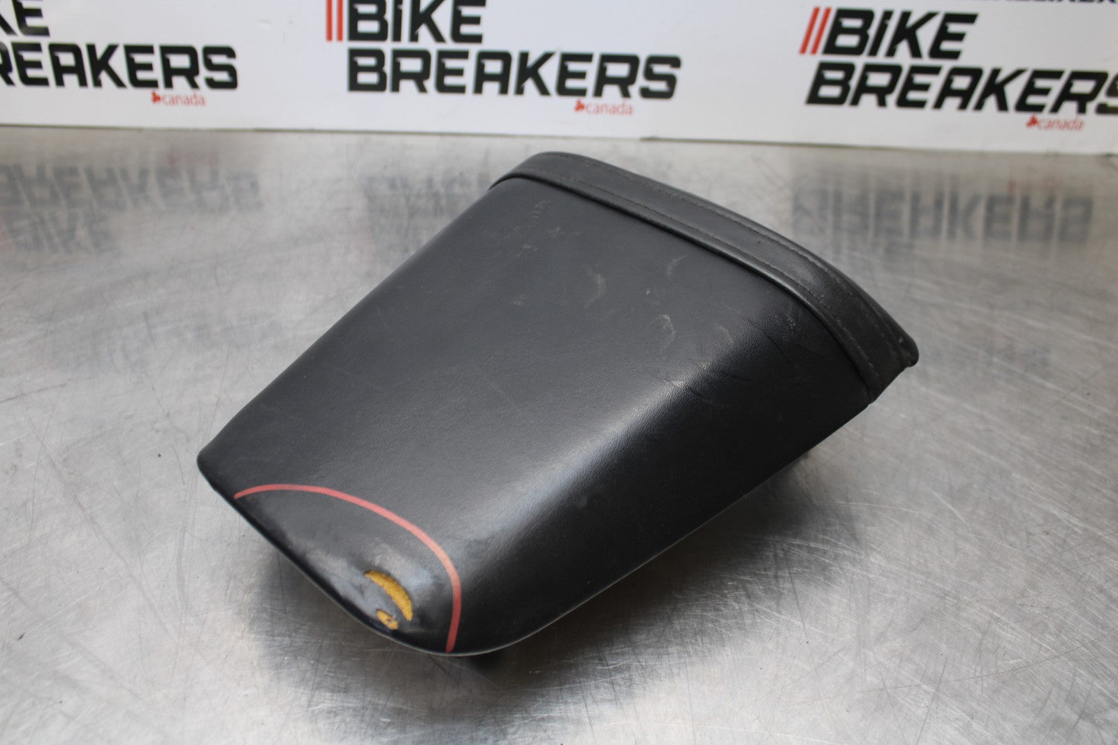 01-06 HONDA CBR600F4I REAR BACK PASSENGER TANDEM SEAT PAD SADDLE PILLION BB185