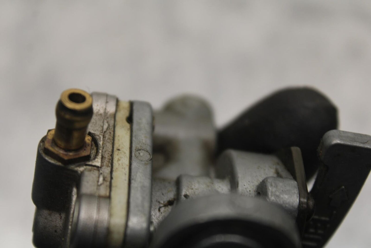 1985 Kawasaki Ninja 900R ZX900A FUEL GAS TANK PETCOCK SHUT ON OFF VALVE BB84