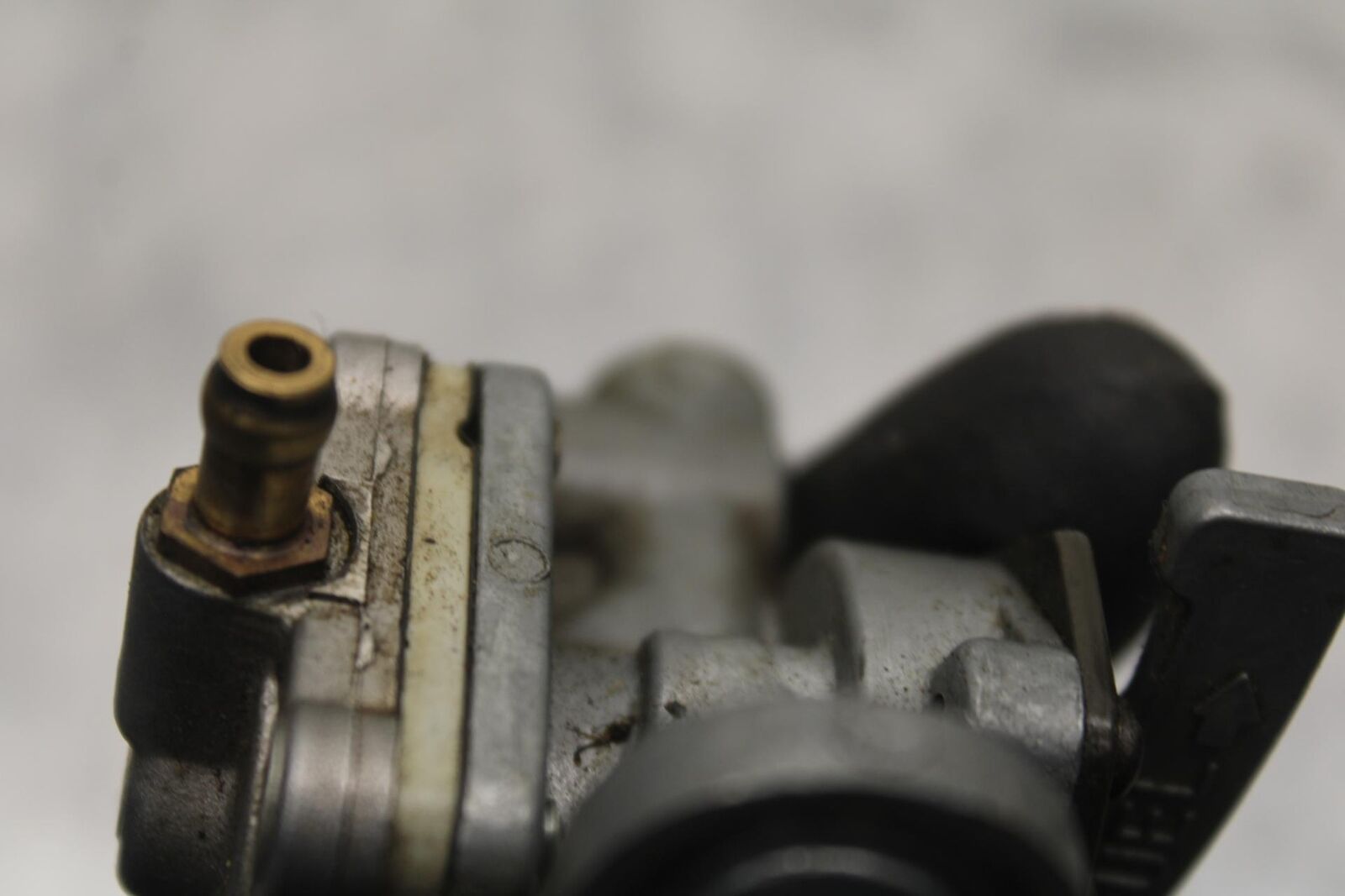 1985 Kawasaki Ninja 900R ZX900A FUEL GAS TANK PETCOCK SHUT ON OFF VALVE BB84