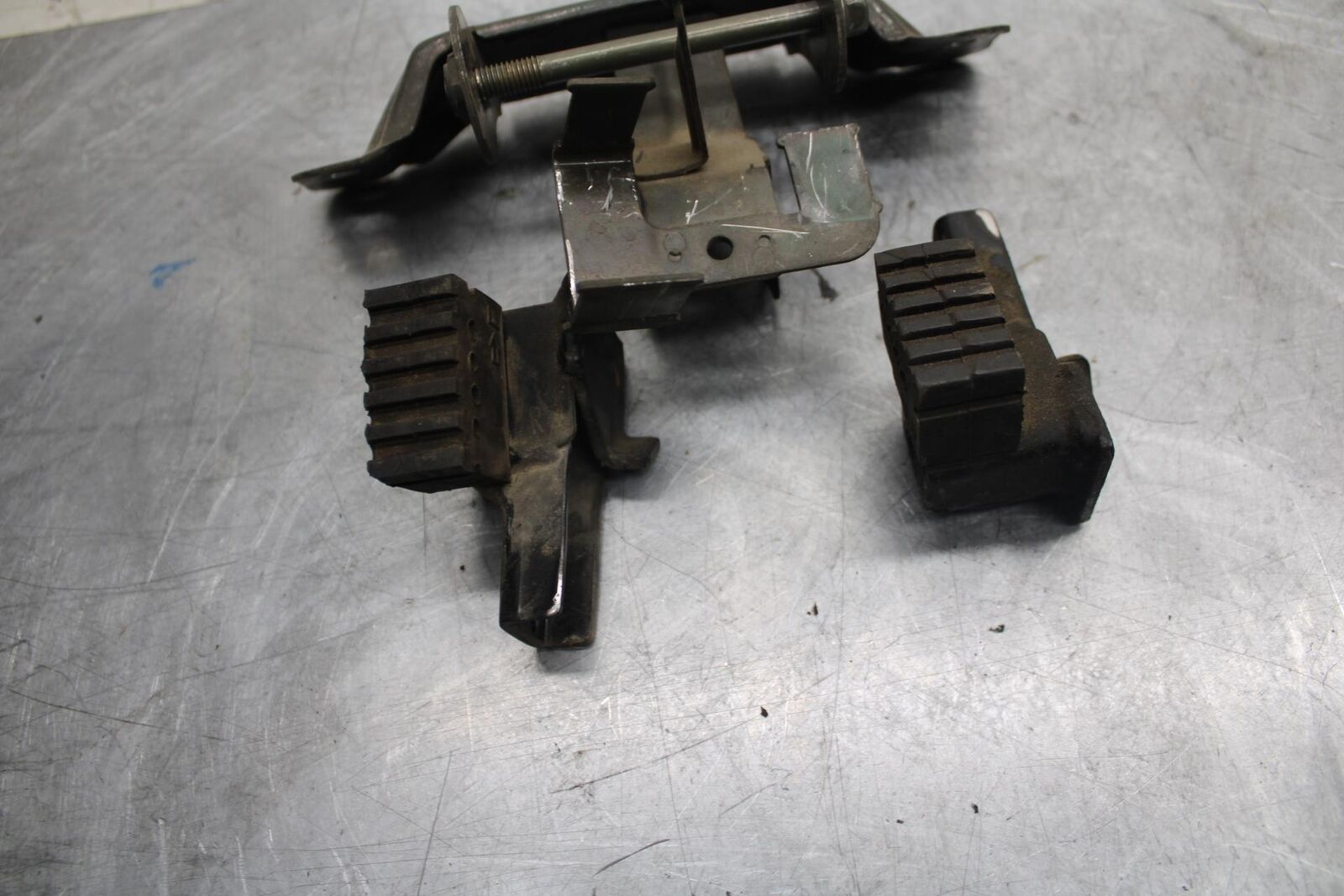 1998 Suzuki TL1000S GAS TANK FUEL CELL PETROL RESERVOIR BRACKET MOUNT BB508