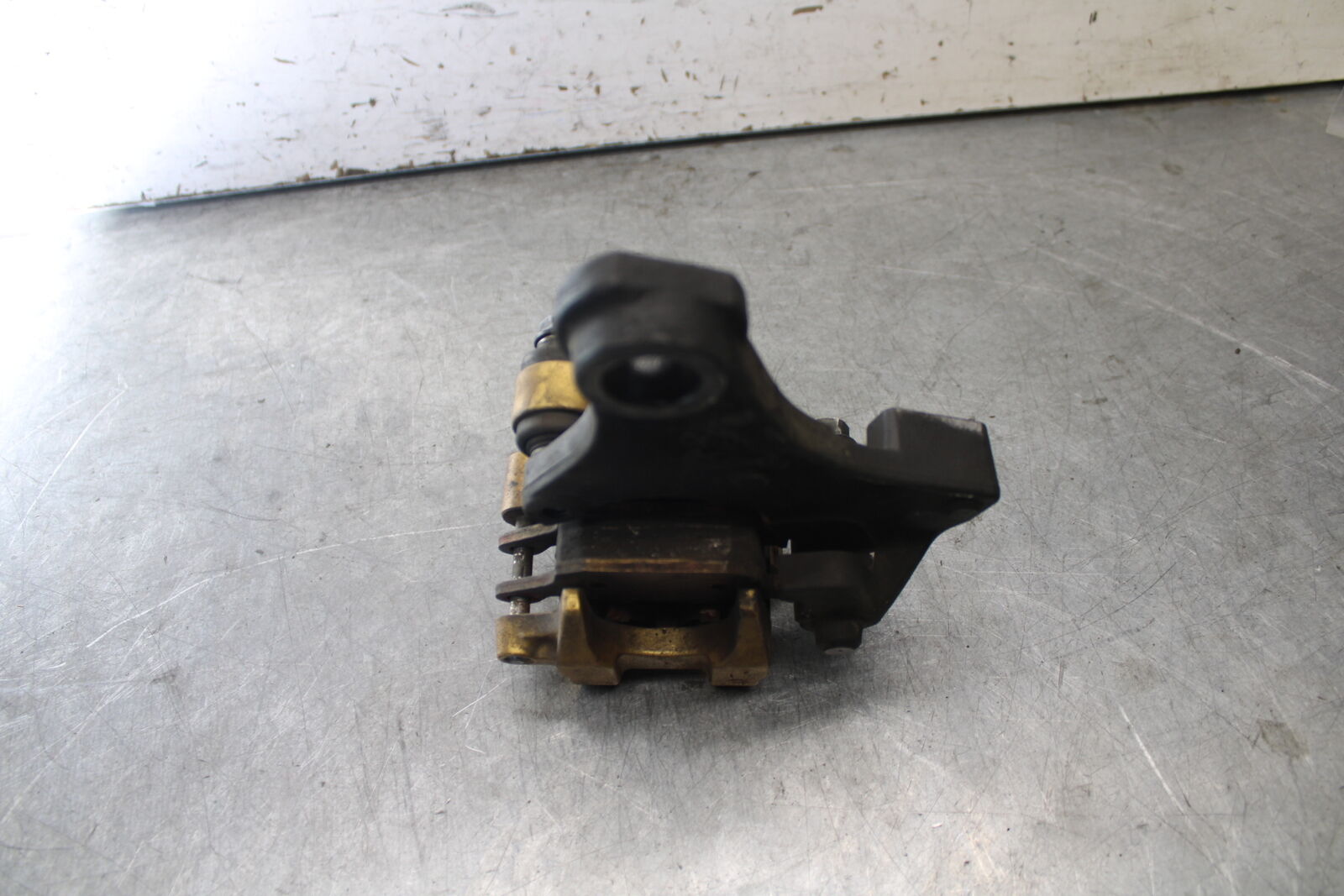 07-08 TRIUMPH DAYTONA 675 REAR BACK BRAKE CALIPER W MOUNT BRACKET BB685