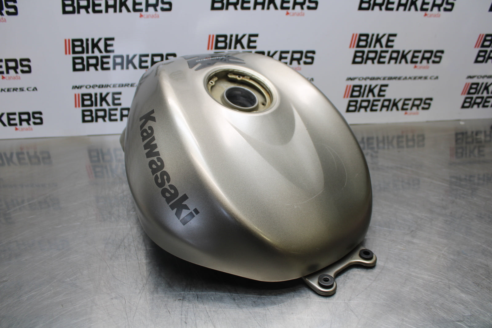 04-05 KAWASAKI NINJA ZX10R GAS TANK FUEL CELL PETROL RESERVOIR BB163