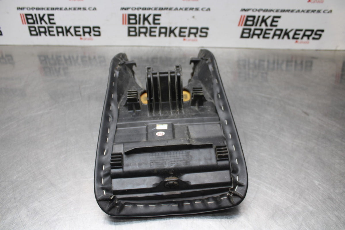 08 HONDA CBR125R FRONT DRIVERS SEAT PAD SADDLE PILLION BB839