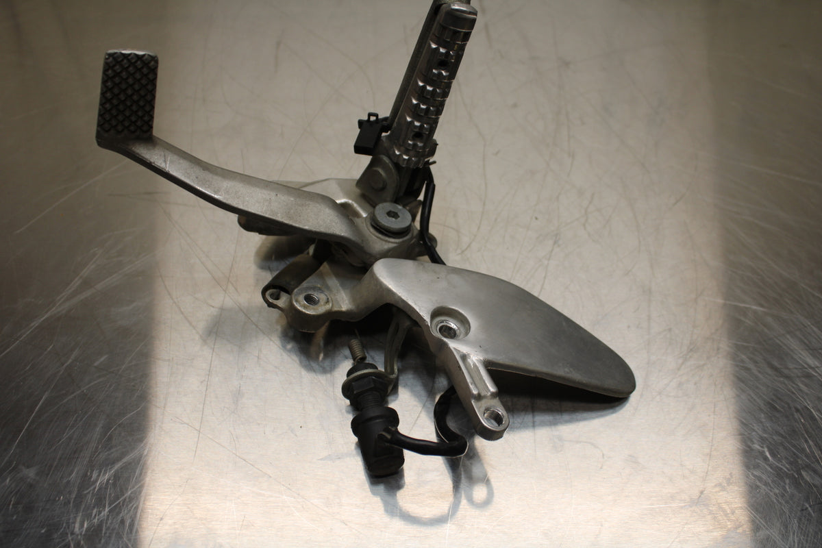 96 YAMAHA YZF750R RIGHT REARSET REAR SET DRIVER FOOT PEG REST STOP BB137