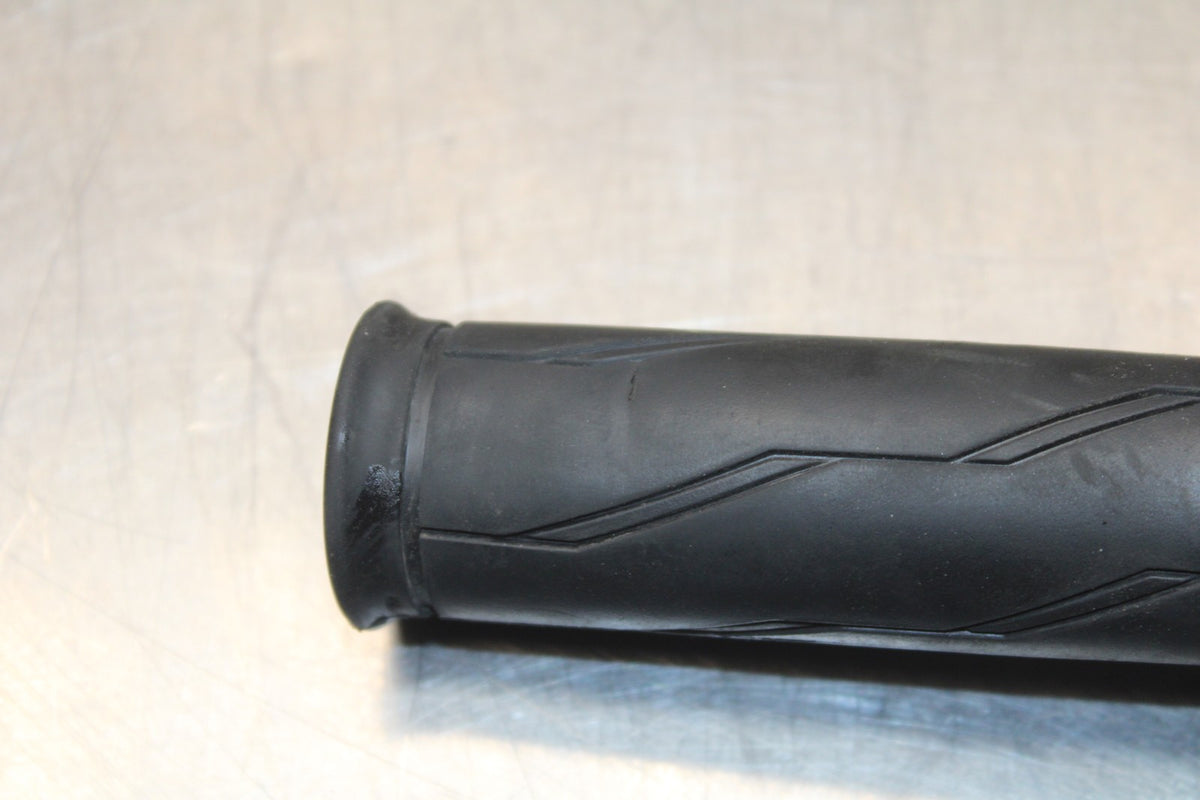 22-25 YAMAHA YZF R7 RIGHT THROTTLE GRIPBB850