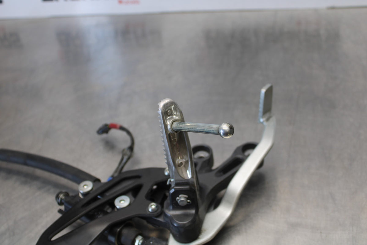 22-25 YAMAHA YZF R7 RIGHT REARSET REAR SET DRIVER FOOT PEG REST STOP BB176