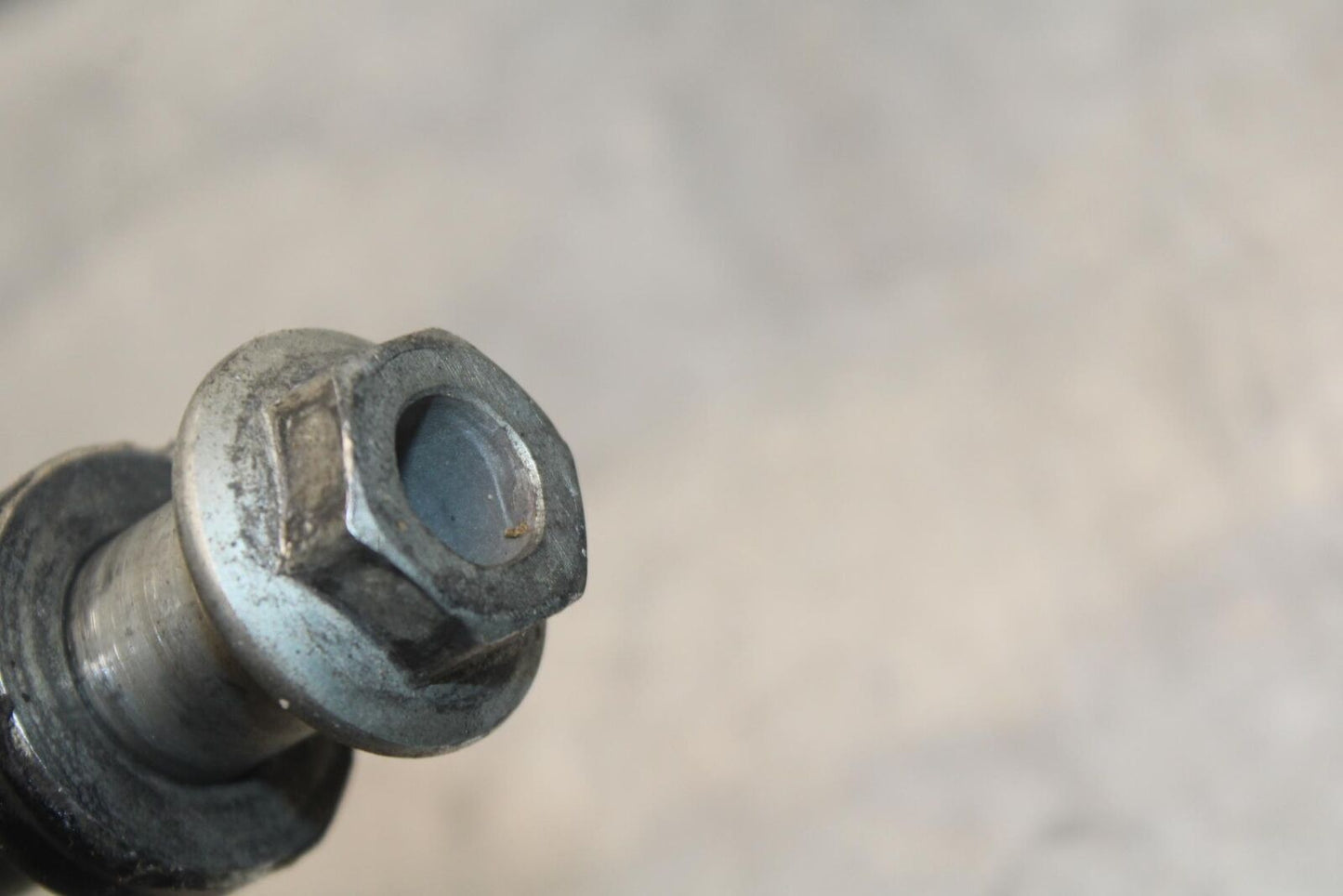 2004 Honda CBR600F4i REAR AXLE BACK WHEEL RIM BOLT AXEL 42301-MAS-000 BB606