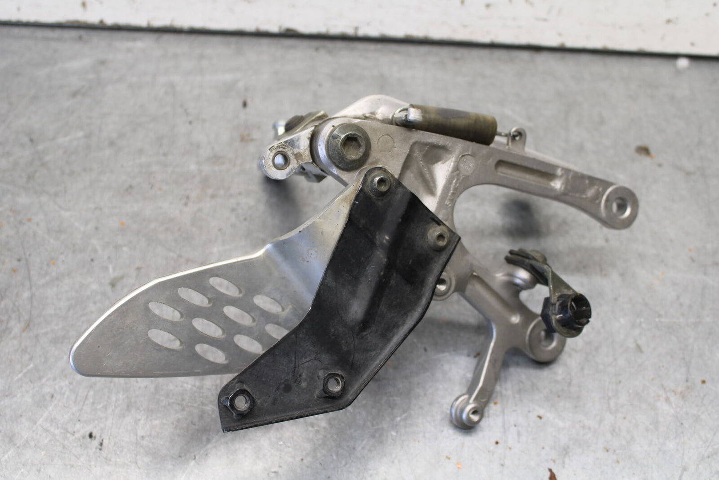 04-06 YAMAHA YZF R1 RIGHT REARSET REAR SET DRIVER FOOT PEG REST STOP BB432