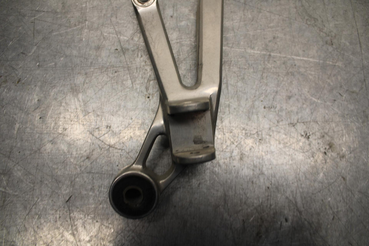 98-99 YAMAHA YZF R1 RIGHT  REAR FOOT PEG BRACKET EXHAUST BB74