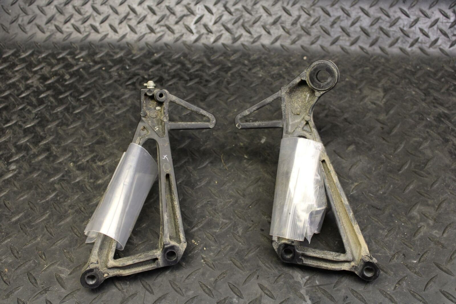 19 YAMAHA YZF R3 REAR BACK PASSENGER PEG SET PAIR BB177