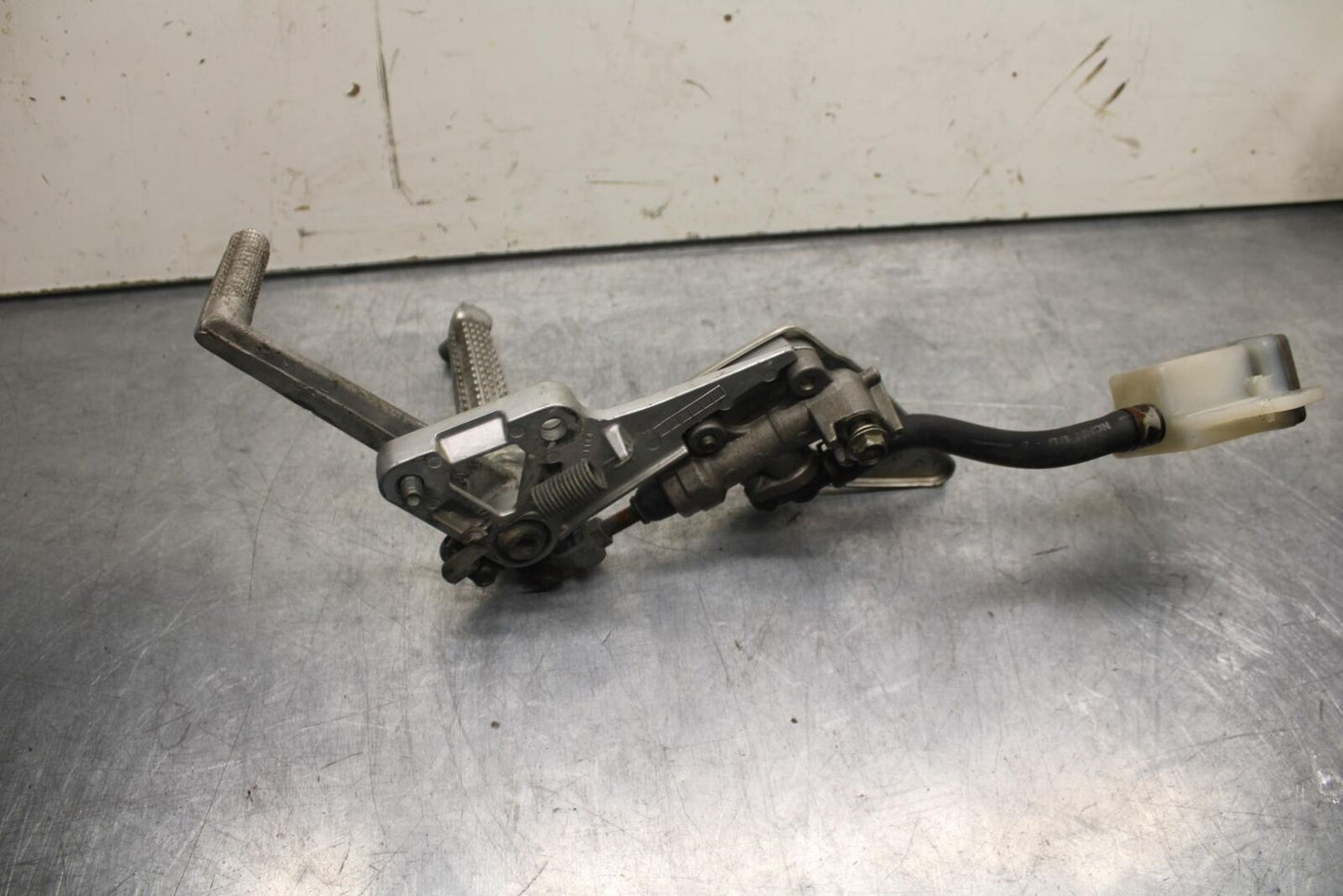 1999 Suzuki GSXR600 RIGHT REARSET REAR SET DRIVER FOOT PEG REST STOP BB608